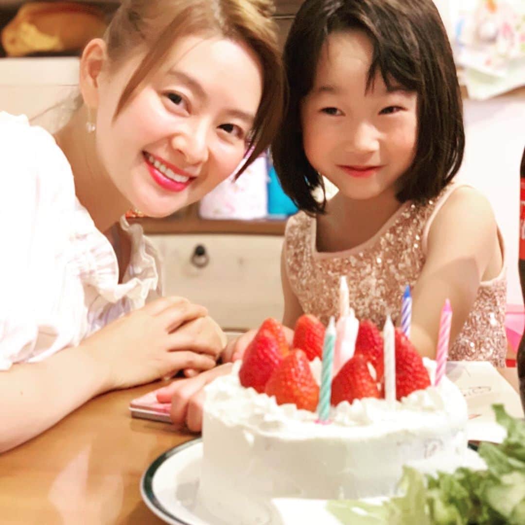 のインスタグラム：「先週弟家族が、私の誕生日パーティーをしてくれました🎉🎂☺️💖✨＊ ＊ ケーキもプレゼントも頂いちゃって💕😌🍀💖✨手作り手巻き寿司もとっても美味しくて😍🎊💖✨＊ ＊ ご近所さん繋がりでお知り合いになった新人女優のAyamiさんも来て下さって❤️＊ ＊ 甥っ子姪っ子からも、こんなにお祝いしてもらえて🌈❤️💖✨＊ ＊ 本当に本当にありがとう💕🍀💖✨ #誕生日会 #弟家族 #birthdayparty #family #手作り手巻き寿司 #夫もお手伝い #誕生日ケーキ #プレゼント #甥っ子 #姪っ子 #カメラマン #最高に幸せ」