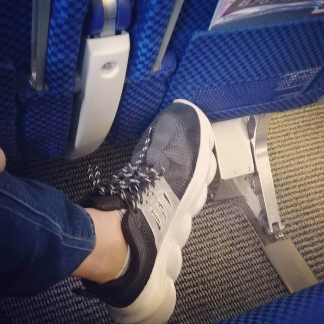松本隆博のインスタグラム：「。 鳥取県米子空港もうすぐ。 今日から1週間。鳥取県から 愛媛県大分県宮崎県東京都 と！この厚底くつで参ります (^^)/」