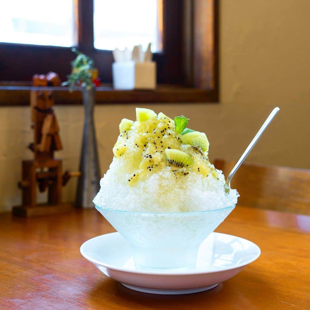 Hanako公式さんのインスタグラム写真 - (Hanako公式Instagram)「ジュワッと果肉感！パティシエお手製の一品👨‍🍳🥝﻿ ﻿ 24時まで営業している〈Mic comercy〉。夏は旬のフルーツで作るかき氷が登場。「キウイのかき氷」は、シンプルな見た目でありながら、キウイの甘酸っぱく瑞々しい味わい、ミントの香りが全身を駆け抜ける爽快感に驚きます！﻿ ﻿ 【Hanako_福岡シティガイド発売!!】﻿ #Hanako #Hanako_magazine #Hanako30th #かき氷巡り #かき氷 #薬院 #福岡 #fukuoka #福岡旅行 #博多 #天満 #うきは #糸島 #糟屋 #福岡グルメ #福岡カフェ巡り #福岡スイーツ #福岡うどん #福岡カレー部 #博多グルメ #博多カフェ #糸島カフェ #うきはカフェ #喫茶店巡り #喫茶部 #カフェ部 #カフェ巡り #コーヒー好き #朝ごはんの記録 #photoby_ittokukawasaki」5月31日 16時30分 - hanako_magazine