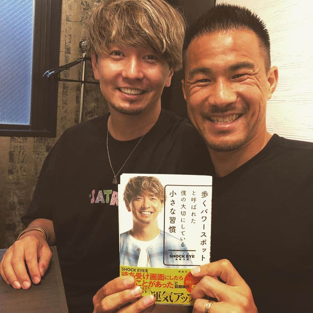 岡崎慎司のインスタグラム：「音楽に対するあつい気持ちと同様に今の自分と向き合うショックさんに刺激もらえました。湘南乃風さんの世代で何度もパワーもらってるし、これからももらいたい。 #もちろん待ち受けはショックさん。#いつかパワースポットを巡りたい。#顔の作りが全然違う。笑#神社巡りもしたい。#永遠と語りあいたい#とくに応援歌と晴伝説が好き」