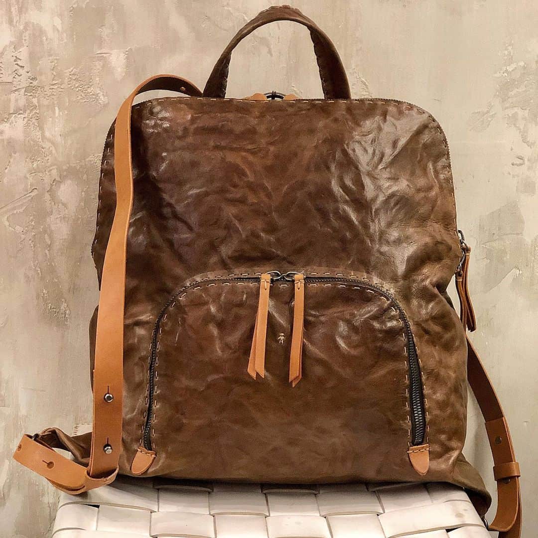 エンリーベグリンのインスタグラム：「The special Backpack New Alma Crespo for special people.... ❤️💪🎒. #henrybeguelin#vegetaltannedleather#handmadebag#cuoio#color#」