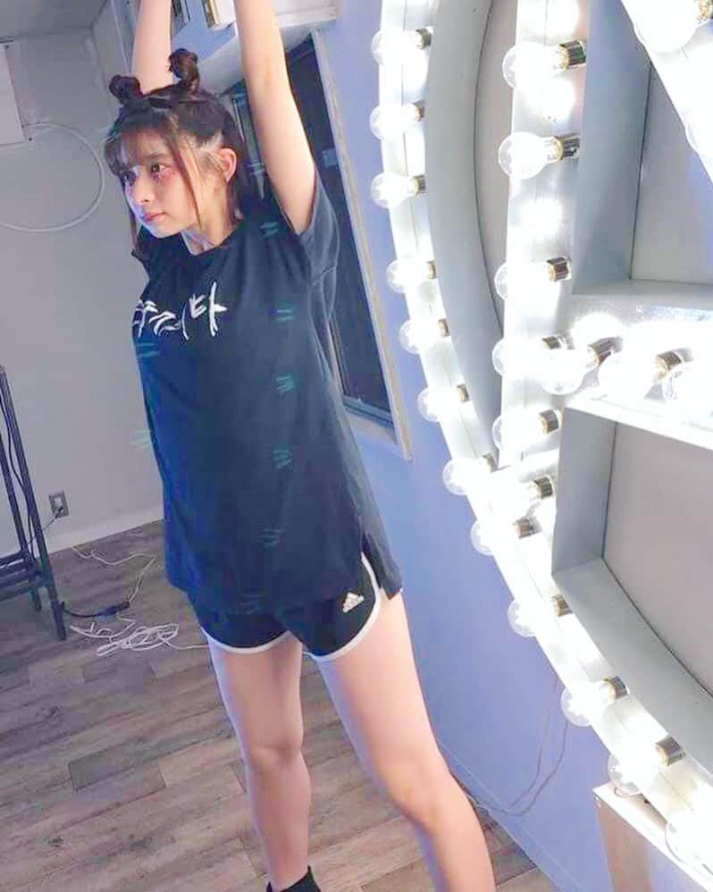 綾瀬麗奈さんのインスタグラム写真 - (綾瀬麗奈Instagram)「🤔🌸 . . インフルから生還です🤒 季節外れのインフル 皆さんもお気を付け下さい。。 . もうめちゃくちゃしんどくて インフル発症の月曜から今日の朝まで 体感的には1ヶ月くらい経った気がします😞😞 そのくらい辛くて時間過ぎるのが遅かったです。 高熱 寒気 吐き気 頭痛 腰痛 咳 のどの痛み 関節痛  しんどくて眠れないし😢 動けないし😢 でもじっとできなくて😢 夜な夜なママにLINEと電話しまくって 頑張って気を紛らわせたり← 家の冷蔵庫にキムチしか入ってないから どうしようかと思ったけど、 ありがたいことに人に恵まれていて、 インフルのお家に物資届けてくれるお仲間も😢😢 (普段からある程度は買っておこうと学びました←) . 今日・明日 まだお家から出られないけど、 しっかり休ませて頂き 来週からの舞台 頑張ろうと思います！！！ 何が心配かって、喉が心配🥺😂😭 咳止まらないし、喉いがいがする〜〜 ケアもしっかりしないとですね🍯❤️ . . . #綾瀬麗奈 #アイドル #dela #役者 #名古屋 #nagoya #名古屋観光文化交流特命大使 #トレーニング女子 #筋トレ女子 #御朱印ガール #りんご飴 #ハムスターのいる生活 #荒野行動女子 #tiktok #tiktokjapan #ティックトッカー」5月31日 16時35分 - ayasereina