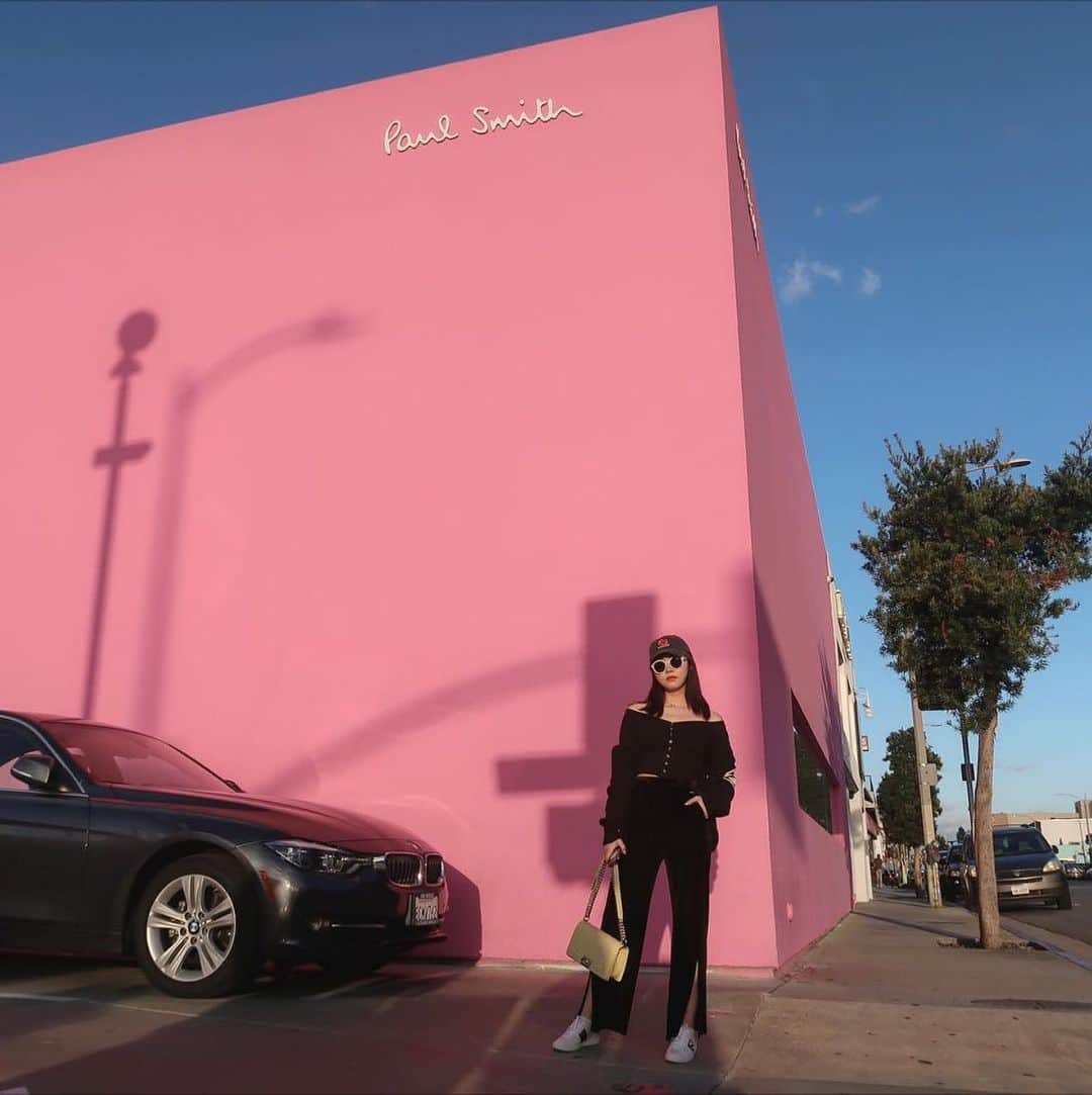 KKdayさんのインスタグラム写真 - (KKdayInstagram)「今写真好きの人から注目を浴びているアメリカ・ピンクの壁💗 ここはロサンゼルスのポール・スミスのお店なんです😻 芸能人もここで写真を撮るほど本当に人気なスポットなので ロサンゼルスに行く良い手のある人は要チェック💗  ディズニーランド・カルフォルニアチケット 📍 http://bit.ly/2JLLI5r  スポット名：Paul Smith Los Angeles（ポール・スミス・ロサンジェルス） スポット住所：8221 Melrose Ave, Los Angeles, CA 90046 📸@sss_eva Thank You💗 . 【KKdayと絶景の旅！】 KKdayでは世界各地の素敵なお写真をお待ちしています💗  #KKday のハッシュタグをつけていただいた投稿を KKday公式インスタグラムでご紹介させていただきます♬ ▼今すぐ旅に必要なものがほしい！ そんな時はKKdayのアプリをダウンロードして 新しい自分を探す旅へ出ましょう💗 アプリ：KKdayで検索🔍」5月31日 16時35分 - kkdayjp