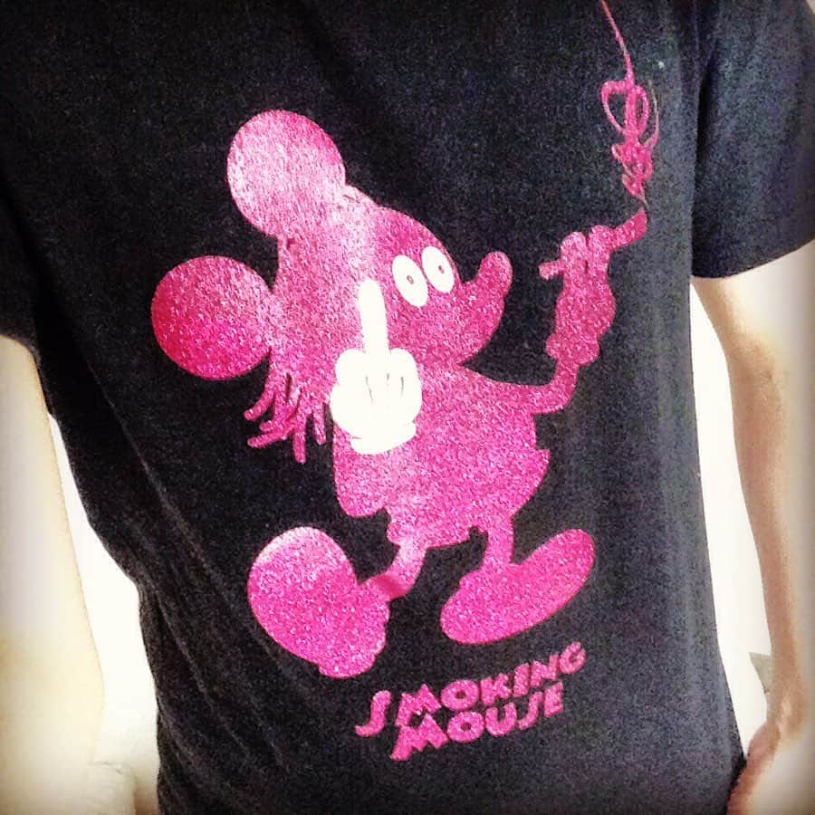 きたばさんのインスタグラム写真 - (きたばInstagram)「すんごい可愛いtシャツみつけました！！！ 親近感あってすきです🐥！ #middlefinger  #disney #やばいtシャツ屋さん #mickeymouse #まかろにステーション #おしゃれさんと繋がりたい #fashion #mode #traditionaltattoos」5月31日 16時39分 - macaroni_gram_kitaba