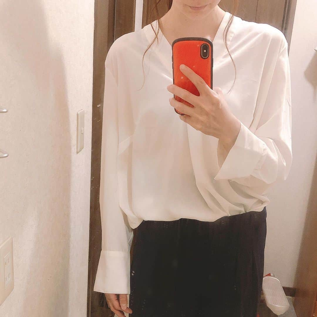 井上香織さんのインスタグラム写真 - (井上香織Instagram)「2019.5.31 今日は豊岡で講演をさせていただきました。 ・ 着いてすぐパソコンをセットしているとハプニング発生。 同じMacを使っている方がお2人テキパキと操作して何とか始まる1分前に設定完了。 本当に感謝感謝でした😭 ・ そしてお気に入りのシャツ。 オーバーサイズでわたしでも袖がこんなにあります。 襟の感じも生地も全て大好き❤ 背が高い女性におススメです！！！😆 ・ #お仕事 #豊岡 #オーバーサイズシャツ #H&M #可愛い #先日撮影で着させていただいた #お気に入り」5月31日 16時42分 - kaorin888