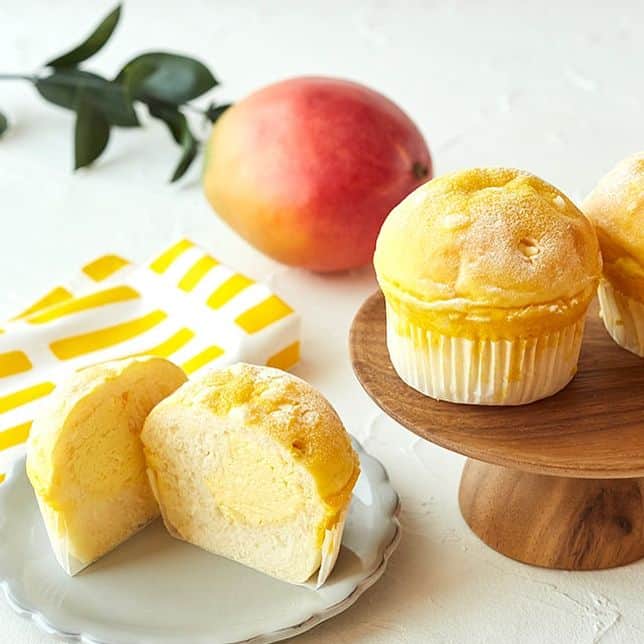 Afternoon Teaさんのインスタグラム写真 - (Afternoon TeaInstagram)「. ＼初夏のおすすめパン／ ベイカリーとティールームのパン取り扱い店舗に5/30～登場のフルーツを使ったパンやピッツァをご紹介！ . #マンゴー練乳クリームパン（写真1枚目） マンゴークッキーをミルク生地にのせて焼き、オリジナルのマンゴー練乳クリームを絞りました。6/26までの期間限定。 . #パイナップルカスタード（写真2枚目） 自家製カスタードクリームを巻き込み、パイナップルをのせて焼き上げました。ヨーグルトクリームがアクセント。6/26までの期間限定。 . #チリトマトとサラミのピッツァ（写真3枚目） セミドライトマト、サラミ、チーズのピッツァ。ピリ辛なサルサソースが初夏にぴったり。6/26までの期間限定。 . 【ベイカリーおよびパン取り扱い店舗】 アフタヌーンティー・ベイカリー 大丸神戸店、大丸福岡天神店／アフタヌーンティー 札幌三越／アフタヌーンティー・ティールーム 郡山うすい、エスパル仙台、メトロエム後楽園、ウィング上大岡、丸広百貨店川越店、近鉄百貨店和歌山店、天満屋岡山店、天満屋ポートプラザ、井筒屋小倉店、熊本鶴屋、大分トキハ、鹿児島山形屋、沖縄リウボウ . ※店舗により、取扱商品および販売期間が異なります。 ※数量限定での販売となります。また食材の都合等で、日時によっては商品をご用意できない場合がございますので、あらかじめご了承ください。 ※天候不良などにより、予告なく食材が変更になる場合がございます。あらかじめご了承ください。 ※写真はイメージです。 . #アフタヌーンティーベイカリー #アフタヌーンティーティールーム #アフタヌーンティー #AfternoonTeaBAKERY #AfternoonTeaTEAROOM #AfternoonTea #パン #ベイカリー #初夏 #フルーツ #マンゴー #パイナップル #ピザ #クリームパン #期間限定 #数量限定  #bakery #fruits #mango #pizza」5月31日 16時50分 - afternoontea_official