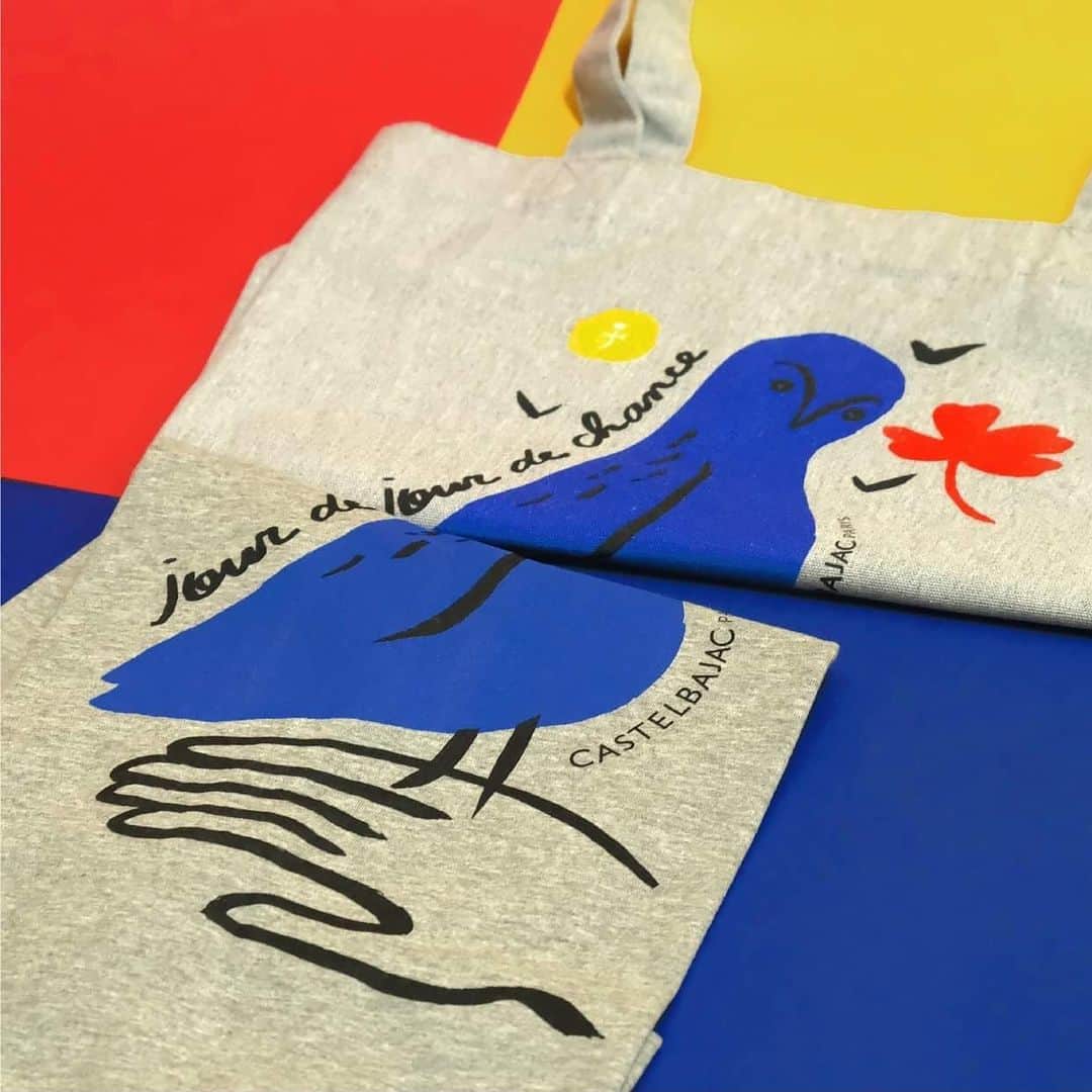 のインスタグラム：「CASTELBAJAC Paris a eu l'honneur de concevoir une collection exclusive pour le #Museesdijon tout juste renové; un monument où s'unissent Art et Culture.  CASTELBAJAC Paris had the honour to conceive an exclusive collection for the #Museesdijon, barely renovated; a monument where merge Art and Culture.  #Castelbajac #HappyCulture  #Castelbajac #Paris #Patrimoine #Museesdijon #Dijon」