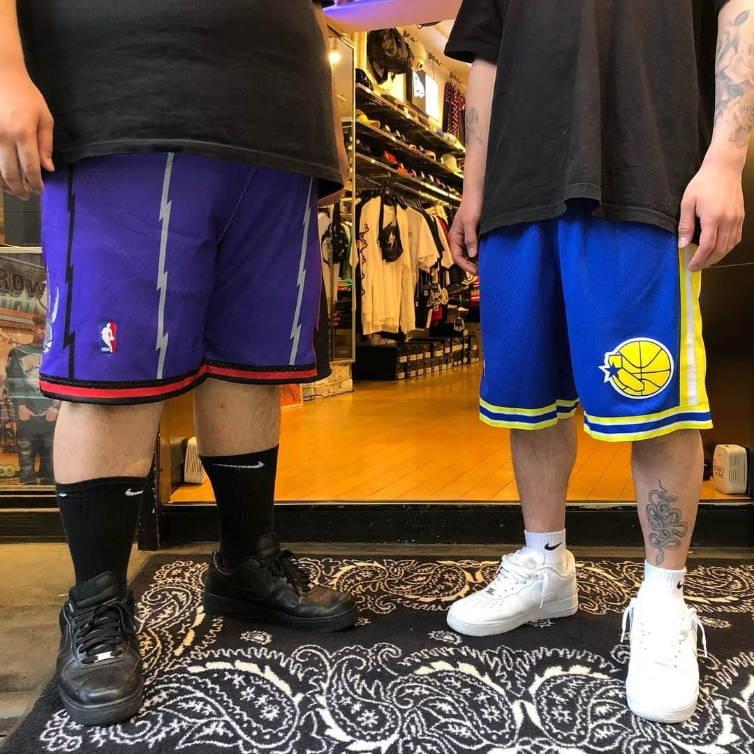 GROW AROUNDさんのインスタグラム写真 - (GROW AROUNDInstagram)「🏀NBA FINALS🏀  RAPTORS🦖 vs WARRIORS🐻  #nbafinals2019  #raptors #warriors #mitchellandness」5月31日 16時57分 - growaround