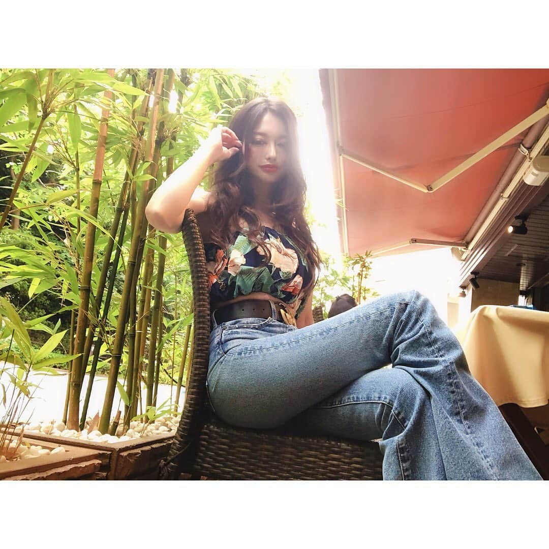 神子島みかさんのインスタグラム写真 - (神子島みかInstagram)「. #ootd 🦎 . . ご質問が多かったので . #denim #moussy #sunglasses#belt #gucci #sandal #emiriawiz #bag #fendi . . ちなみに トップは #セットアップ なので 後日またセットアップとして来て載せますw カーデガンは何年か前ので忘れてしまった… . . きょうこれでは 少し午前中は寒かったです💭 . . #fashion#makeup#Japanesegirl#japan#tokyo#mam#dad#kids#fam#instagood#instamood#instalike#instalove#followme#我爱你#アラサー#ママ#若作り 2枚目が実は#動画 . . ⋆⸜ᵀᴴᴬᴺᴷ ᵞᴼᵁ⸝⋆」5月31日 16時58分 - kagomika