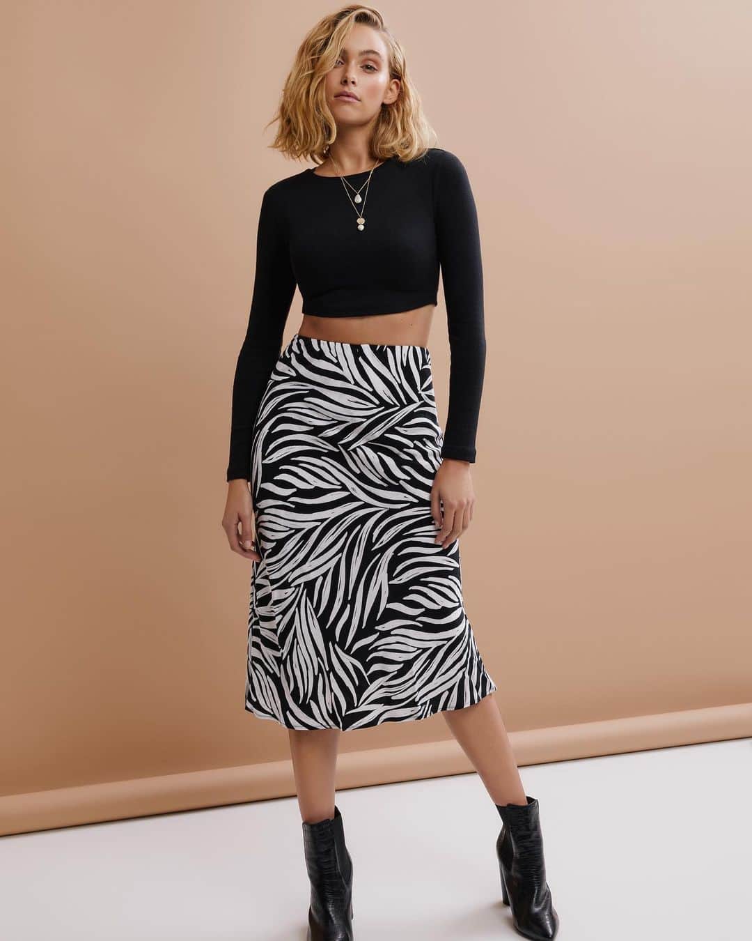 KOOKAI さんのインスタグラム写真 - (KOOKAI Instagram)「Slip into our new favourite skirt ✨ The Zebra Skirt has just landed in boutiques and online, styled with the Sportif Long Sleeve Crop Top, Mexicano Necklace and Prague Boots. Tap to shop the look •• #kookai #kookaiaw19」5月31日 16時50分 - kookai_australia