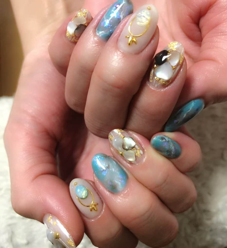 YUKAさんのインスタグラム写真 - (YUKAInstagram)「new  nails💅 夏っぽくしてもらってルンルン🐚🏝💓 みはるありがとーっ☺️❤️ 今日はテラスでdinnerだから雨降らないで〜🙏😣 . #夏ネイル #海ネイル #天然石ネイル  #nails」5月31日 16時52分 - yukarolly