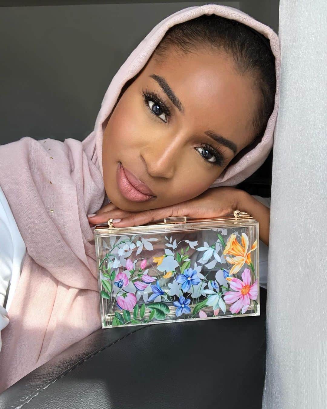 アクセサライズのインスタグラム：「Special celebrations call for statement pieces. This Ramadan season, make your style status clear with our Sophia acrylic clutch bag. 🔍 6908380100 📸 @aishaibrahimxv  Tap the link in the bio to shop now. #Accessorize #Accessorizer」
