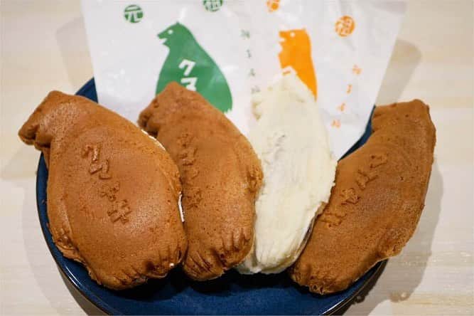 現地発信の旅行サイト「たびらい」のインスタグラム：「【北海道・津別町】 「カワイイ！」と全国から注目を集めるヒグマ型スイーツ・クマヤキ。購入者が増えたため、今年1月には新たに「クマヤキハウス」が設置されました。ふわふわの生地に、甘いフィリング…ぜひできたてを味わいたい！　詳しくは「たびらい　クマヤキ」で検索♪  #たびらい #tabirai #ローカル旅行 #旅行好き #旅行好きな人と繋がりたい #旅行 #travelgram #北海道 #hokkaido #たびらい北海道 #travel #クマヤキ #道の駅あいおい #道の駅 #ご当地 #津別町 #tsubetsu #元祖クマヤキ #クマヤキハウス #人気 #可愛い #kawaii #おいしい #かわいい #スイーツ #sweets #おやつ #ドライブ旅 #ドライブ #drive」