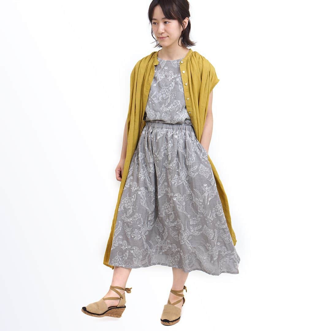 marbleSUD(マーブルシュッド) のインスタグラム：「昨日入荷の「damashie」コーデその②。リネンのショルダーギャザーワンピを羽織って差し色をプラス！ ・ #marblesud #マーブルシュッド #コーデ #コーディネート #ナチュラル #大人カジュアル #刺繍 #linen #リネン #麻 #初夏 #大人女子 #coordinate #marblesudコーデ」