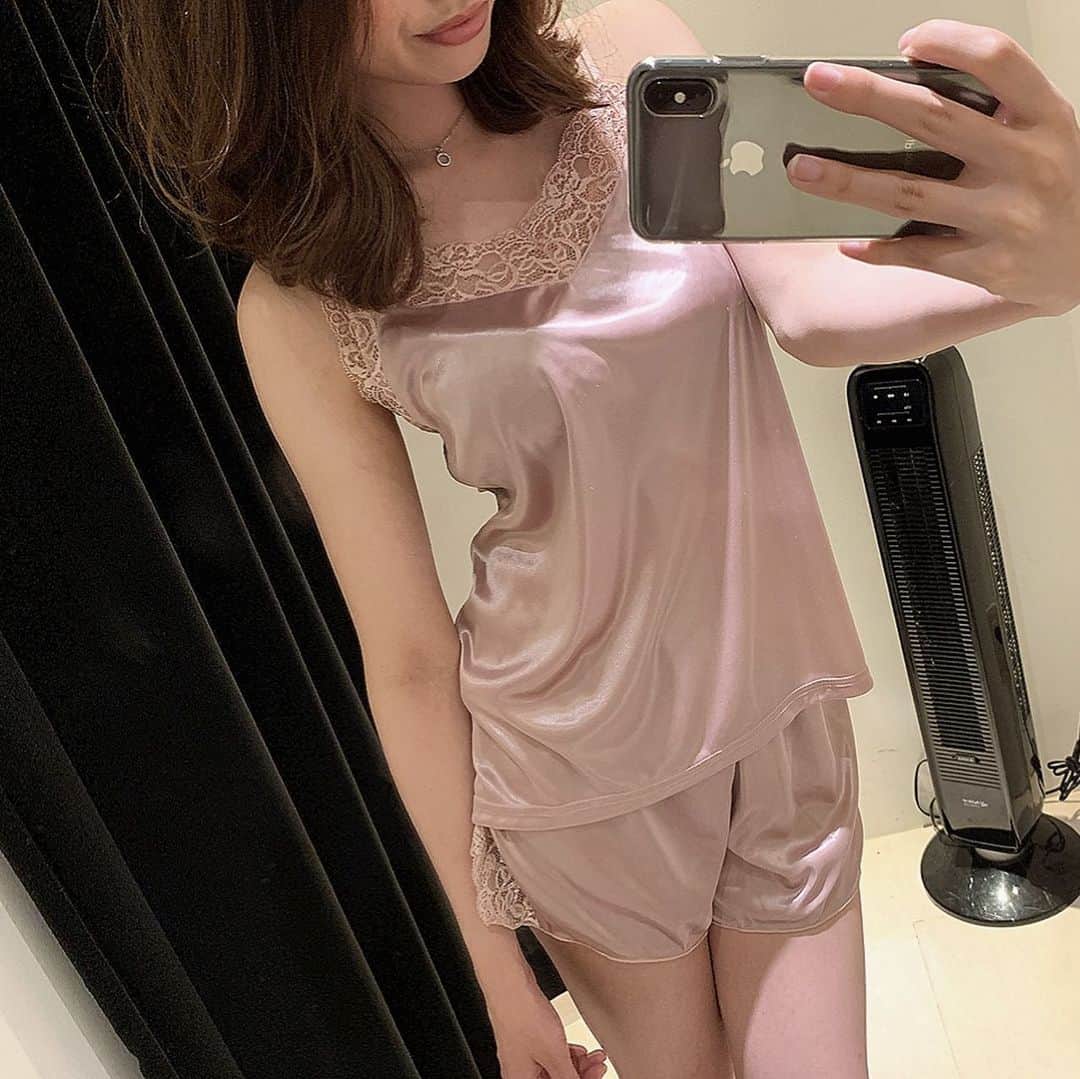 Ravijour札幌4丁目プラザ店のインスタグラム：「#onsale シルキーキャミソール¥3,990+tax シルキーショートパンツ¥5,990+tax  詳しくはブログ書きました❤️ TOPのURLから飛んでください⭐️ #ラヴィジュール #ravijourstaff  #ravijoursapporo  #ravijour_official」
