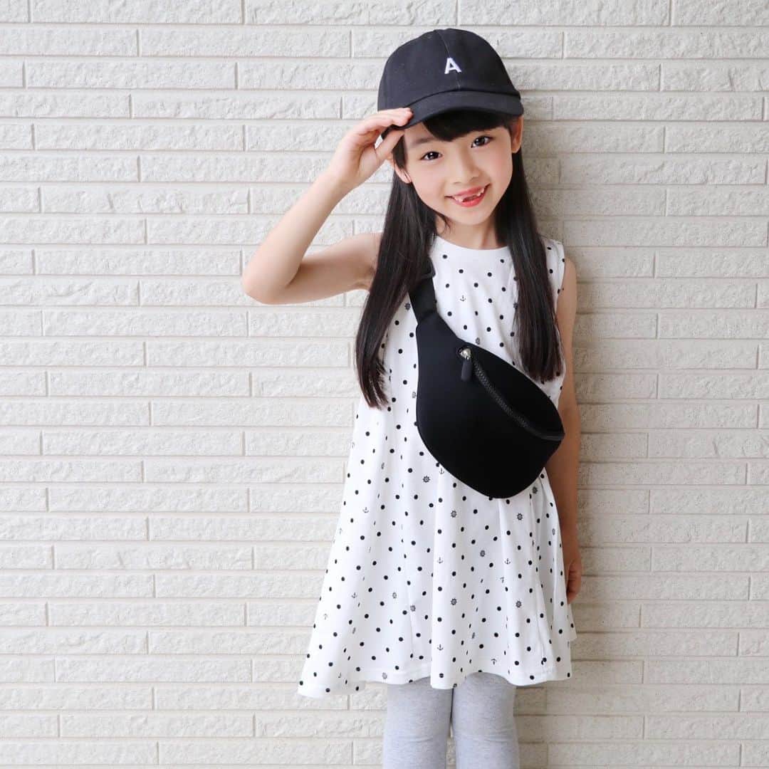 Akiのインスタグラム：「5/31 ・ 4月に小学校に入学し 5月は学校生活にもだいぶ慣れてきて そして最近 上靴がサイズアウトしました😌👟 ・ #いや早いわ ・ ・ 我が家でよく旦那と口論になる 上靴の言い方👨🏻💥👩🏻 みんなはどんな風に言いますか🎤 ・ 上靴？ 上履き？ ズック？←私の地元これ派 ・ ・ この日のお洋服は @gu_for_all_ のAラインワンピース👗 ・ 近くで見ると ドットに紛れてさりげなくイカリマーク⚓︎ ・ 夏はお着替えも多くなるし サラッとしたワンピが本当にありがたい☺️♡ ・ ・ ・ ・ 身長109cm/着用サイズ110〜120 #gu_for_all#GUstyle#gupr#gukids#Aラインワンピース」