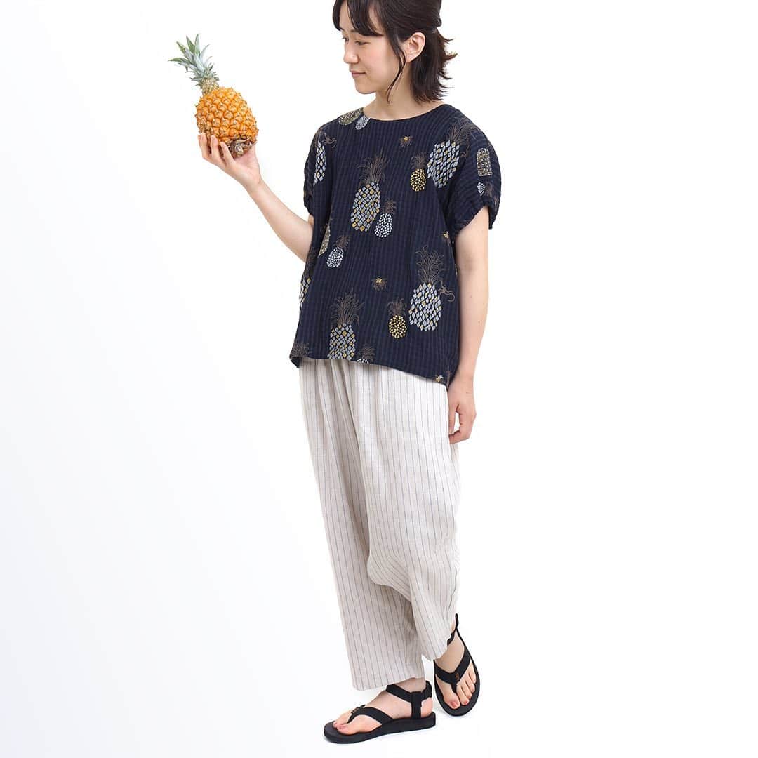 marbleSUD(マーブルシュッド) のインスタグラム：「monkey pineのパフスリーブブラウス。スッキリとしたシルエットのブラウスはどんなボトムスとも相性◎ストライプのパンツと合わせた爽やかコーデ。 ・ #marblesud #マーブルシュッド #コーデ #コーディネート #ナチュラル #大人カジュアル #刺繍 #linen #リネン #麻 #初夏 #大人女子 #パイナップル #coordinate #marblesudコーデ」