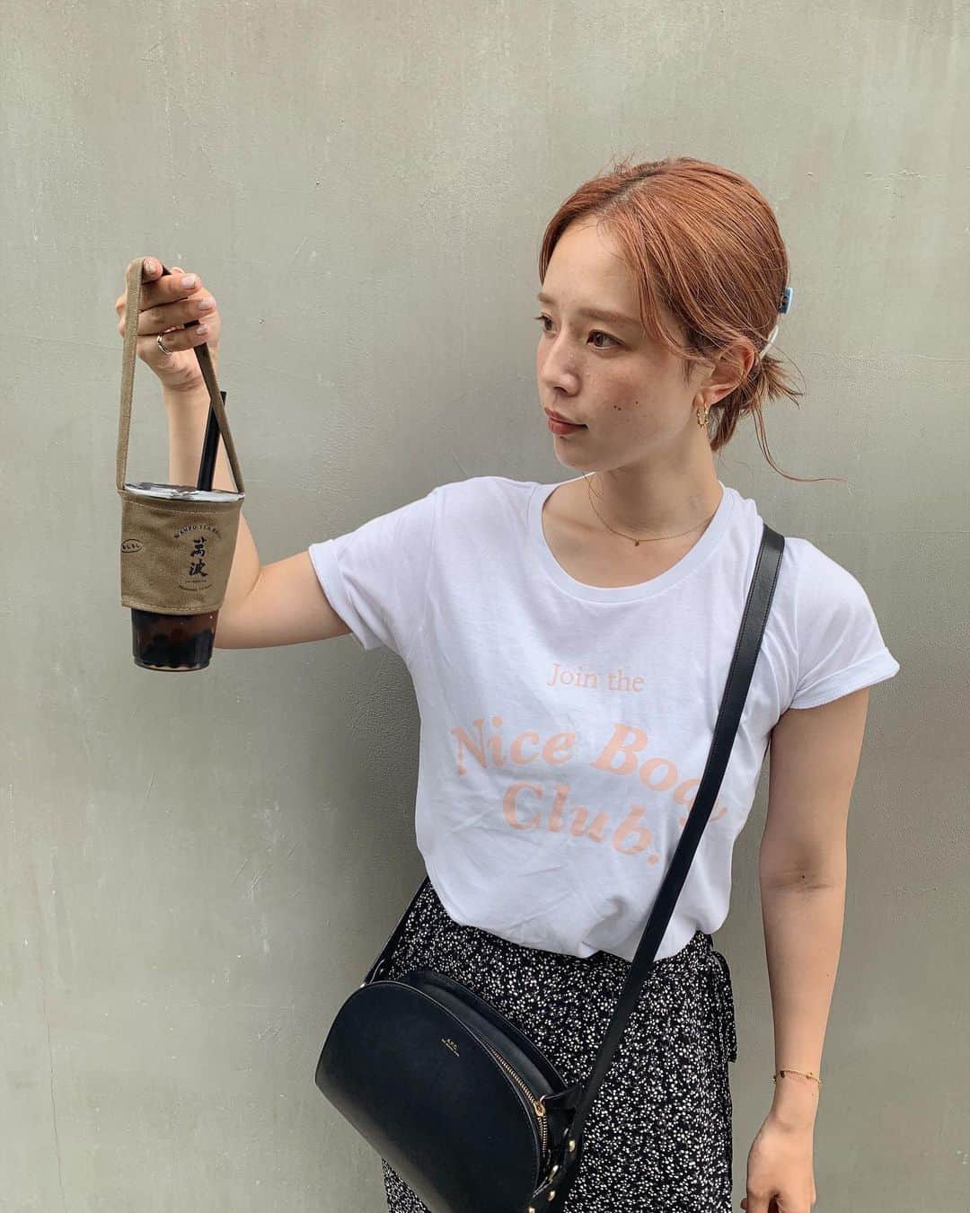 目見田早弥子のインスタグラム：「| buble tea⚫️ タピオカが好きで日々巡っているのですが 今日は渋谷に新しくできた萬波(@wanpotea.japan)へ。 あると必ず選ぶ黒糖タピオカラテと、 いつも気になるけど冒険できなくて選べなかった フルーツティーを頼んでみました◯ 黒糖ラテは今まで飲んできた黒糖系の中でも 上位に入る美味しさ＋飲みやすさ！ タピオカにしっかり黒糖の味がついてるので 噛むほど甘みが出てくる...☺️ 大きさも程よかった！ 食感はとろもち系でとても好みでした👆🏻 フルーツティーは、 鳴光金柑グリーンティーという名前で 柑橘系のサッパリしたお味でした。 わかりやすく言うならばレモンティーのような風味。 同じく柑橘系の味の愛玉ゼリーと タピオカをトッピングしたのですが ドリンク・ゼリー・タピオカ全てのバランスが良く 暑いこれからの季節に飲みたくなる感じでした！ どちらもめちゃくちゃ美味しかったし 渋谷〜原宿の間にあってアクセスも良いので また行きたいなぁと思います🌼  ちなみに私が手に持ってるのはドリンクホルダーで、 台湾では既に流行っているんだそう！ 持ち運びに便利だし繰り返し使えるので とても良いアイデアだなと☺️ これからたくさん使おうっと！  #萬波#タピオカ巡り#タピ活#渋谷タピオカ#萬波涉谷#bubletea#pr#shibuya#渋谷カフェ#カフェ巡り#wanpo#タピオカ#タピオカ部#タピオカグラム#タピオカ中毒」