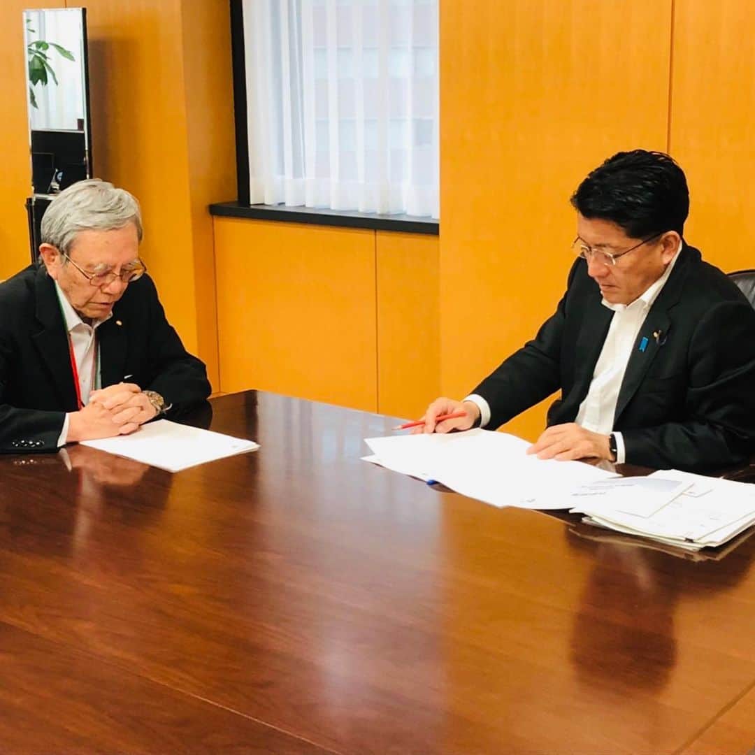 平井卓也さんのインスタグラム写真 - (平井卓也Instagram)「日本工学アカデミーの阿部博之会長、中村道治会長代理、永野博専務理事が来室。科学技術イノベーション政策に関し幅広い意見交換をさせて頂きました。ありがとうございました。 #平井卓也 #日本工学アカデミー」5月31日 17時23分 - hiratakuchan0125