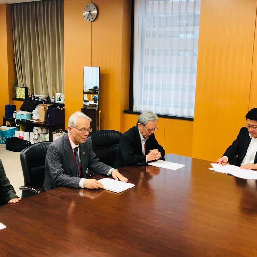 平井卓也さんのインスタグラム写真 - (平井卓也Instagram)「日本工学アカデミーの阿部博之会長、中村道治会長代理、永野博専務理事が来室。科学技術イノベーション政策に関し幅広い意見交換をさせて頂きました。ありがとうございました。 #平井卓也 #日本工学アカデミー」5月31日 17時23分 - hiratakuchan0125