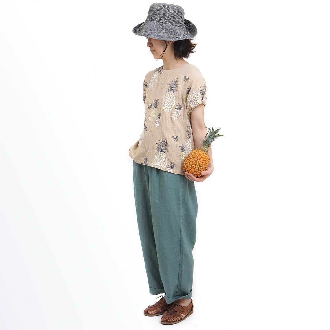 marbleSUD(マーブルシュッド) のインスタグラム：「monkey pineのパフスリーブブラウス。ボトムスに迷ったら、是非リネン系のアイテムを。同じ生地感で綺麗にまとまります。グリーンのパンツを合わせて全身でパイナップルを表現⁉︎ ・ #marblesud #マーブルシュッド #コーデ #コーディネート #ナチュラル #大人カジュアル #刺繍 #linen #リネン #麻 #初夏 #大人女子 #パイナップル #coordinate #marblesudコーデ」