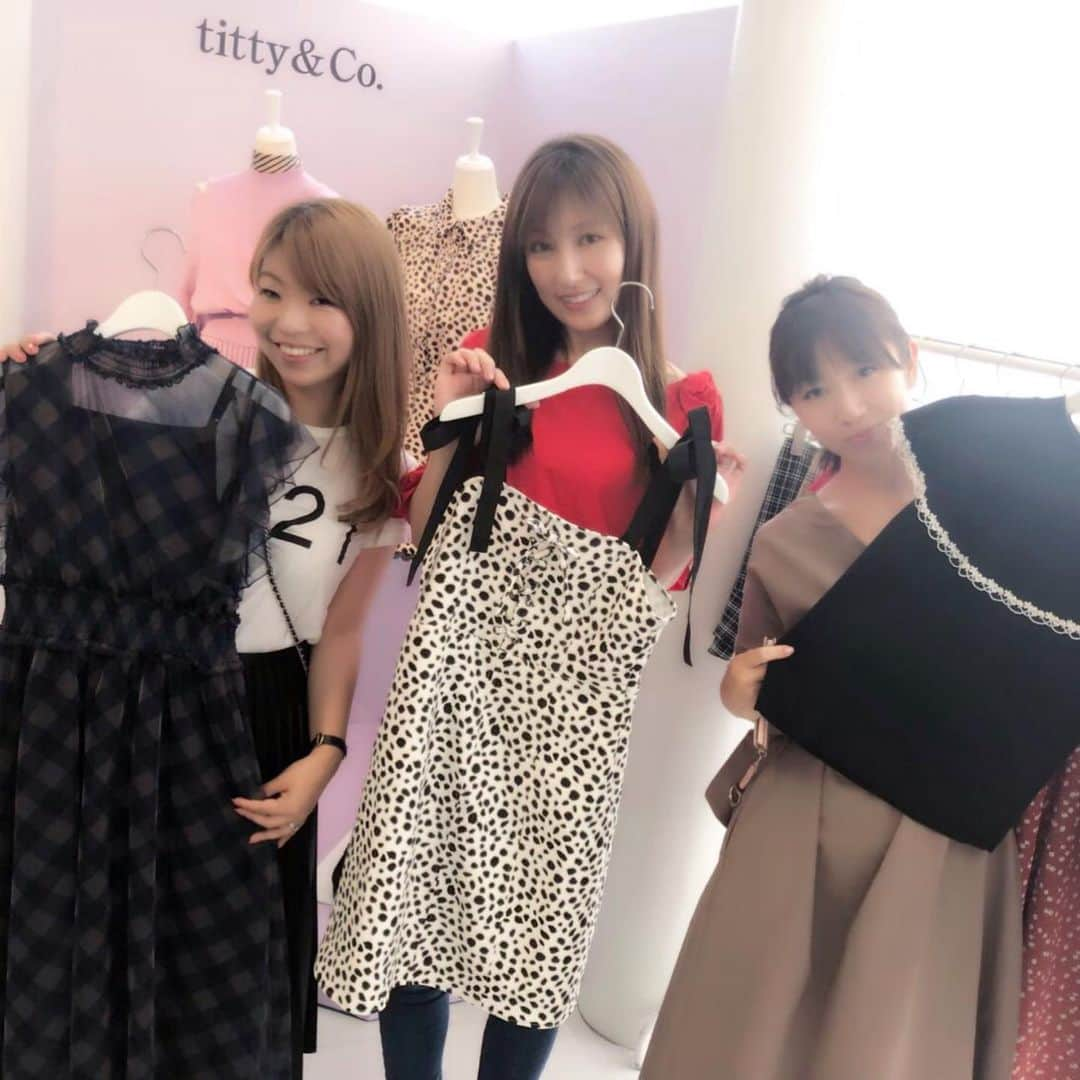 熊田曜子さんのインスタグラム写真 - (熊田曜子Instagram)「@tittyandco_com の展示会へ👚 かれこれ15年前から通ってるよ💓  #tittyandco #ティティ #展示会 #秋冬 #ootd #fashion #お洋服」5月31日 17時17分 - kumadayoko