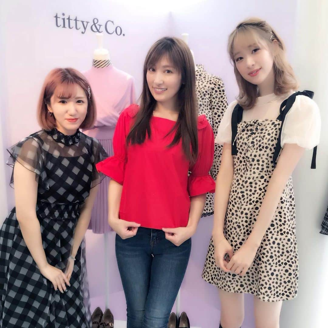 熊田曜子さんのインスタグラム写真 - (熊田曜子Instagram)「@tittyandco_com の展示会へ👚 かれこれ15年前から通ってるよ💓  #tittyandco #ティティ #展示会 #秋冬 #ootd #fashion #お洋服」5月31日 17時17分 - kumadayoko