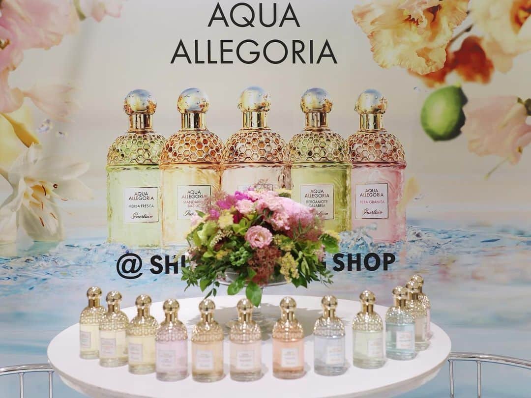 リナさんのインスタグラム写真 - (リナInstagram)「今年の夏で発売から20周年となる、 GUERLAIN AQUA ALLEGORIA から 新しい2種の香りが新登場します🌼 @guerlainjp ....................................................... ✔️アクア アレゴリア ジンジャー ピカンテ  オーデトワレ 75ml 8,900円（税抜） ✔️アクア アレゴリア ココナッツ フィズ オーデトワレ 75ml 8,900円（税抜） 2019/6/1 新発売 ....................................................... #ジンジャーピカンテ は、ジンジャーのダイナミックでエネルギッシュな感覚に、 ジンジャーとローズの爽やかさと甘さで引き立てた、ピリッとして惹きつけてやまない#フレッシュシトラス の香り⭐️ . トップ:レモン、ペッパー、ベルガモット ハート:ジンジャー、ローズ ベース:ホワイトムスク、シダーウッド .................................... #ココナッツフィズ は、ヤシの木に囲まれたターコイズ色の海を眺めながら、 ココナッツジュースを味わう様な至福のひと時を描いた南国の空気を感じられる#フルーティシトラス の香り⭐️ . トップ：ベルガモット、ココナッツウォーター ハート:ウォーターフルーツ、ココナッツ、フリージアノート ベース:トンカビーン、サンダルウッド、ホワイトウッド ....................................................... 期間限定ポップアップショップもオープンするよ❗️ 開催期間:5/31（金）18:00〜6/16（日） 営業時間:11:00〜21:00 場所:東急プラザ銀座 4階2nd HINKA RINKA内 集英社 FLAG SHOP . 期間中にiPadのコンサルテーションを体験して、 ゲラン公式LINEアカウントとお友だちになった方に、 先着で#アクアアレゴリア サンプル3点セットプレゼント🎁 . また、アクア アレゴリア製品ご購入で、 ミニチュアサイズのアクア アレゴリア（7.5ml マンダリン バジリックの香り）をプレゼントしてもらえるよ😄 ....................................................... 私はiPadのコンサルテーションで、 LIMON VERDE を選んだよ☆ #トロピカルグリーンシトラス の香り🍋 ....................................................... #ゲラン #アクアアレゴリア #私の香り診断 #集英社FLAGSHOP #集英社フラッグショップ #東急プラザ銀座 #hinkarinka #ヒンカリンカ #ginza #GUERLAIN #香水 #デパコス #ジンジャー #ココナッツ #パリ #ベルガモット #ローズ #香りを楽しみたい #cosmetic #newcosme #ミクソロジー #ポップアップショップ #FLAGSHOP」5月31日 17時22分 - 1010koki0218