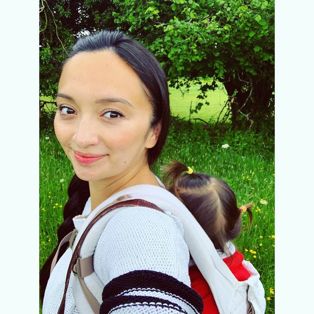 ダイアナ湯川さんのインスタグラム写真 - (ダイアナ湯川Instagram)「One baby on my back, one baby in my belly 🥰 . . . . #daughter #toddler #baby #pregnant #preggers #21weekspregnant #mybabies #love #family #blessed #babywearing #ergobaby #mama #motherhood」5月31日 17時26分 - diana.yukawa