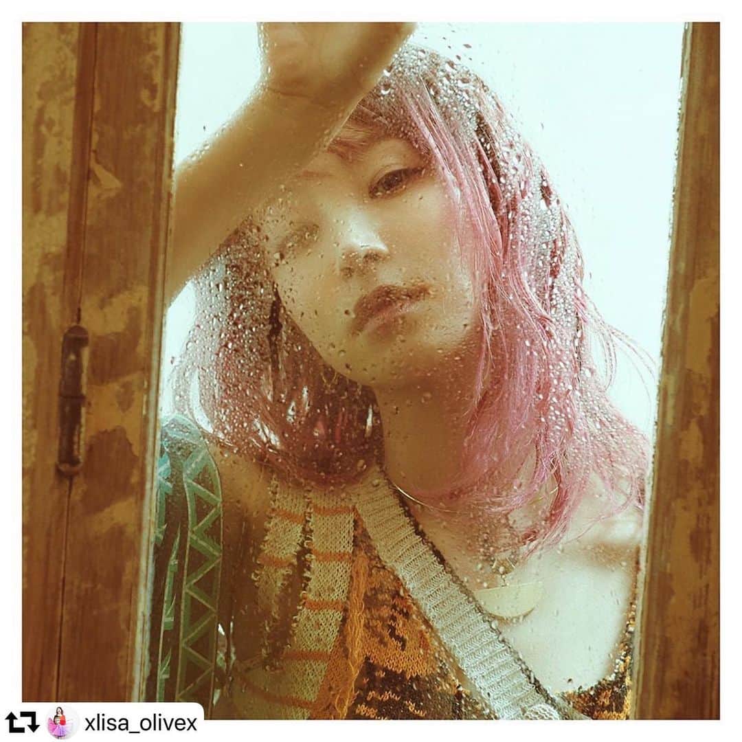 のインスタグラム：「撮影しました！#repost @xlisa_olivex ・・・ 7/3発売のLiSAのニューシングル「紅蓮華」のジャケットを公開しましたっ。 初回生産限定盤は「紅蓮華」スペシャルパッケージ。 そして期間生産限定盤は描きおろしていただきました。 特別ばっかり。そして、MVも公開しましたっ☻👹 #紅蓮華 #鬼滅の刃  https://m.youtube.com/watch?v=CwkzK-F0Y00&feature=youtu.be」