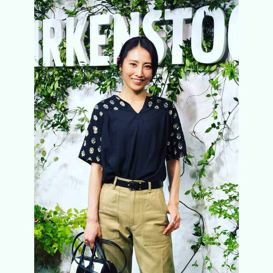 島村まみのインスタグラム：「@birkenstock  5/31（金）～6/2（日） 原宿キャットストリートの 「THE CORNER」にてアートエキシビジョンを開催中💐 事務所のみんなとオープニング パーティーに行ってきました🥿 #ビルケンシュトックユニーク #ビルケンシュトック #birkenstock」