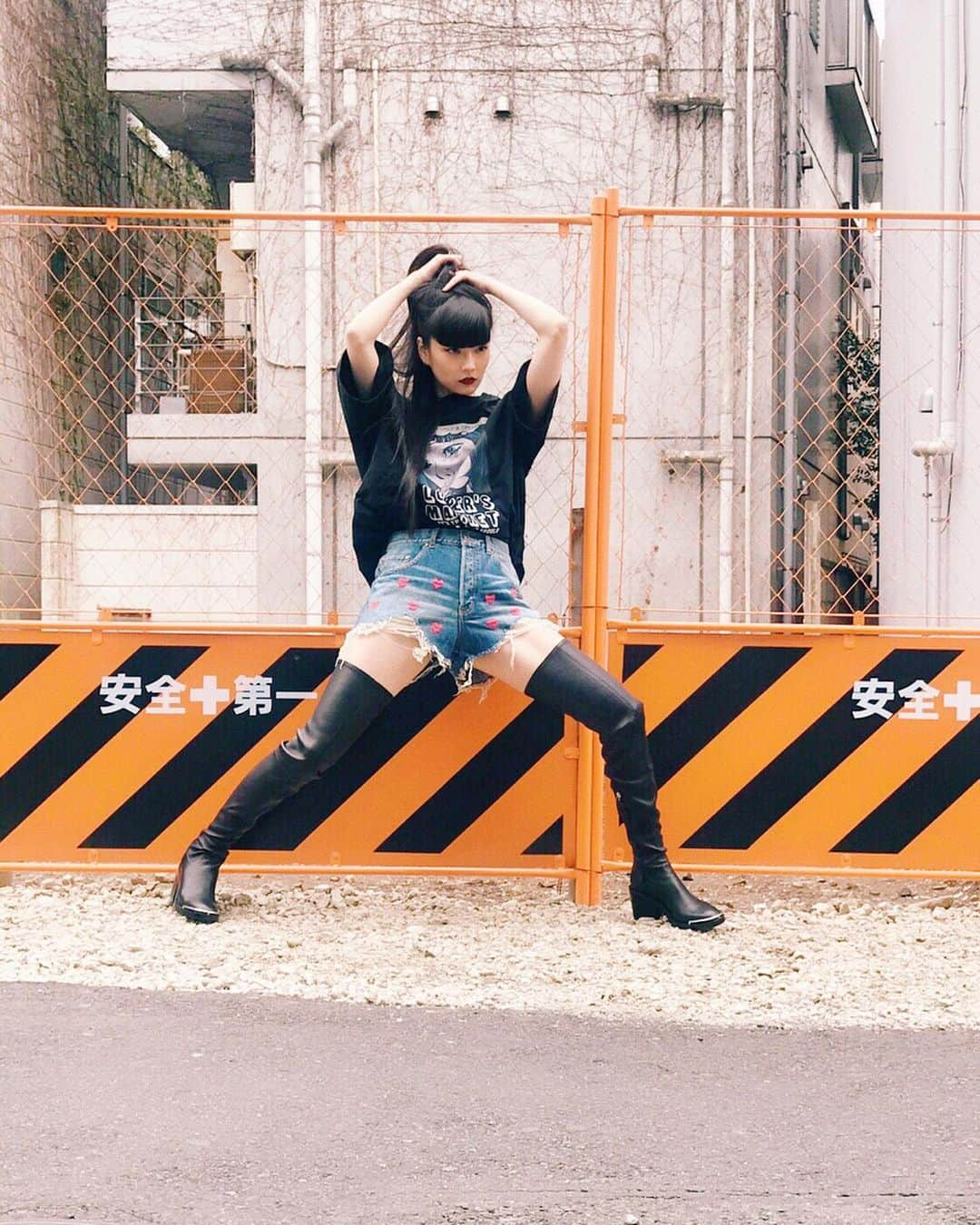 板橋よしえさんのインスタグラム写真 - (板橋よしえInstagram)「@akimoto_kozue OFFSHOT 梢ちゃんかっこよかったなあ🤤❤️また撮影したいっ！ #candystripper #candystripper_magazine #秋元梢 #akimotokozue」5月31日 17時30分 - candy_yoshie