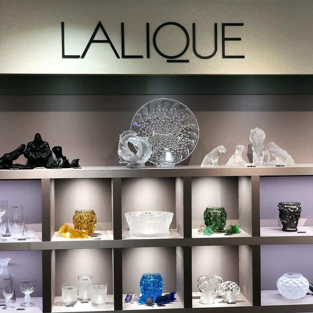 akko3839さんのインスタグラム写真 - (akko3839Instagram)「﻿ ﻿ ﻿ 昨日は本日Openのラリック名古屋店 @lalique の﻿ レセプションへ @chikako.hongo と﻿ 行ってきました！﻿ ﻿ ﻿ 店内はキラキラ輝くクリスタルの﻿ アクセサリーや香水、ホームウァアなどなど﻿ ラグジュアリーで上質なギフトアイテムが﻿ 盛りだくさん✨﻿ ﻿ 五感で楽しめる素敵な空間を﻿ しばし堪能させていただきました🤩﻿ ﻿ 首都圏以外では初出店みたい！﻿ ﻿ ﻿ #名鉄百貨店本館1F﻿ #ラリック﻿ #Lalique﻿ #MyFirstLALIQUE﻿」5月31日 17時31分 - akko3839