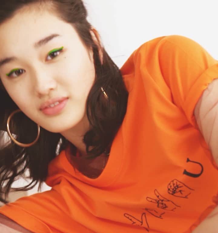 のインスタグラム：「🍊EASY TO WEAR🍊 7万円以下で完成する、夏の本命スタイル。 . 太陽の光を浴びたら夏気分もヒートアップ。今夏のスタイリングチューンのテーマは色と肌見せ分量！　NEXTヒット確実のマウンテンシューズもいち早くフィーチャー。最旬サマースタイルは、プロフィールのリンクからチェック🍉 . Photo @yuuukikumagai Stylist @kumicomics Hair @kazhironaka Make-up @tkmsmai Model @yumemi_ishida Movie edit @__kaoruu」