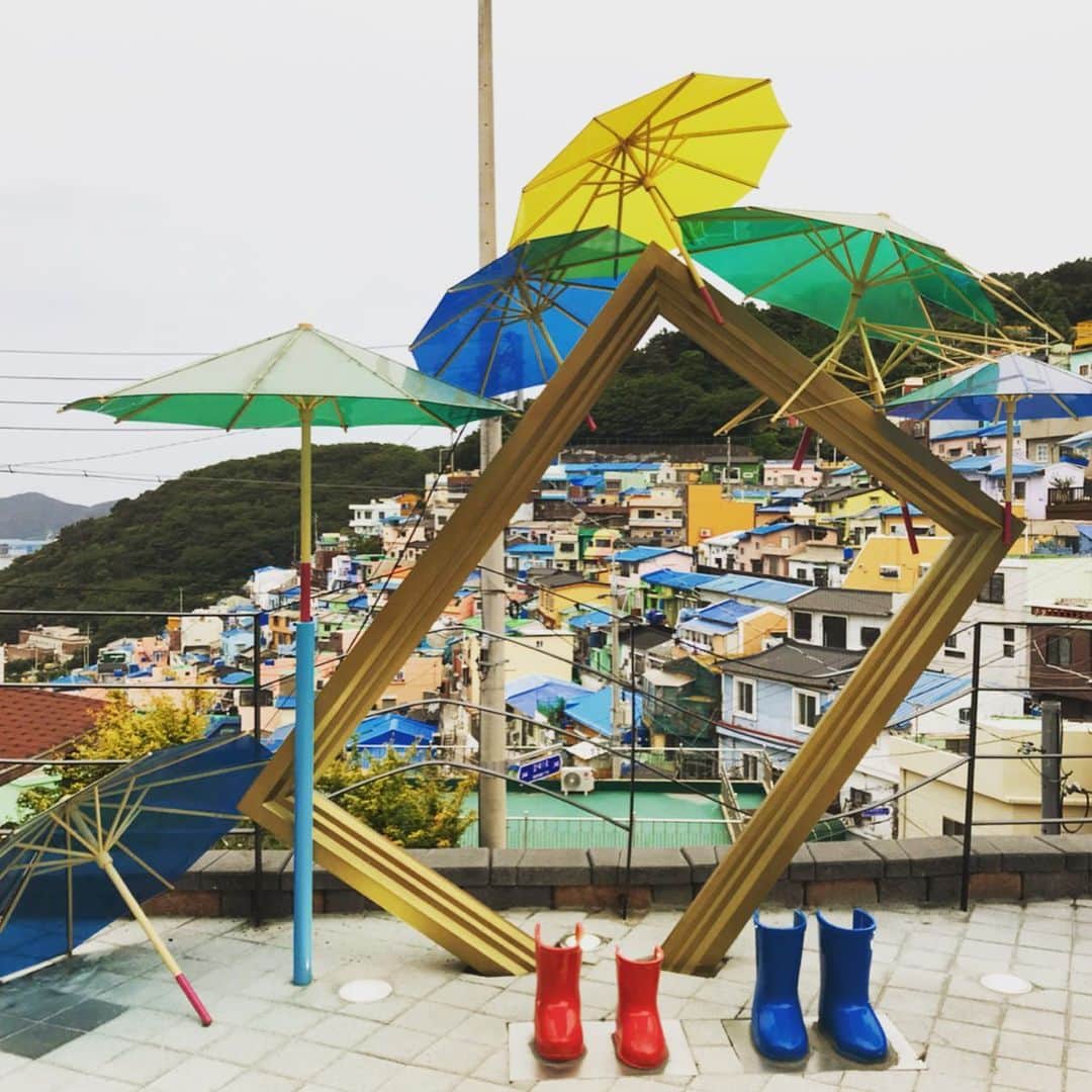 佐藤彩さんのインスタグラム写真 - (佐藤彩Instagram)「釜山のマチュピチュと言われている、甘川洞文化村✨ 全体がアートな雰囲気ですし、素敵な場所がありすぎて、たくさん写真を撮りました😊 全部は載せられないので、もうこのあたりで…  ちょいと調子に乗ってる感じのポーズのものも混ざっていますが。笑﻿ 私の前に撮影していた方の真似をしたものもあります。 ﻿私がやると…ねぇ😅 でも、参考になりました！  甘川洞文化村で今回出会えたアート作品は、写真で見ていた場所を探したり、偶然出会ったものもあったり… すごい数になりましたが、まだ他にもあると思います。 新しい発見がありそうですし、また機会を見つけて訪れたい場所です😊  最後は、海雲台の夜景で🌃  LCCでお得なチケットを見つけたらひょいと気軽に行けちゃう韓国、釜山。 オススメですよ😊  やっと前の旅の話が完結しました… ちなみに、1ヶ月遅れのバースデー休暇で訪れている今回の旅もまたLCC旅ですが… のんびり楽しんでいます。 この話はまたそのうち…するかも？  では、皆さん素敵な週末を✨. .  #釜山旅行 #甘川洞文化村  #写真を撮りたくなる #お得に #LCC旅 #旅好き #HBC #アナウンサー #佐藤彩」5月31日 17時36分 - hbc_ayasato