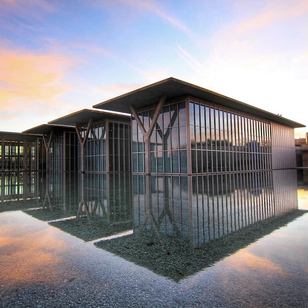 JALさんのインスタグラム写真 - (JALInstagram)「. Designed by Japanese architect Tadao Ando, the Modern Art Museum of Fort Worth Texas exhibits gorgeous simplicity in its concrete and glass construction. #PicturePerfectMay  モダンアートに触れるなら、テキサスにあるフォートワース現代美術館👀✨ コンクリートとガラス構造でできた建物は、安藤忠雄氏設計によるもの📃 . . Post your memories with #FlyJAL  #JapanAirlines #unitedstates #DFW #texas #fortworth #modernartmuseumoffortworth #gallerist」5月31日 17時36分 - japanairlines_jal