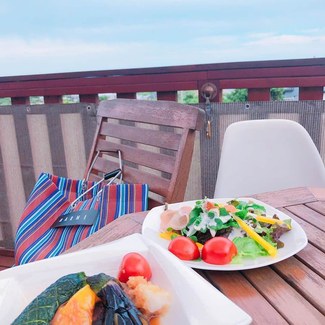 小畑由香里さんのインスタグラム写真 - (小畑由香里Instagram)「海が見えるテラス席でランチ🍴( ¨̮ ) 写真上手く撮れなくて残念⤵︎ ⤵︎ 日差しも強すぎず、心地よかった〜☀︎*.｡ * * #お喋りが止まらない#ガールズトーク#ガールズじゃダメか#BBA#気持ちはガール#笑」5月31日 17時42分 - obata_yukari_official