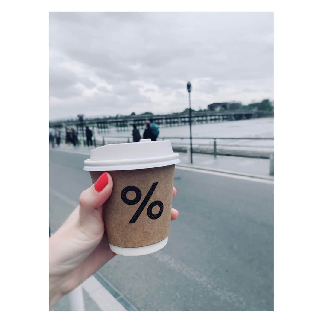 乃亜さんのインスタグラム写真 - (乃亜Instagram)「渡月橋のうえで撮ったよ。風が強くて面白かった。 人気のコーヒーでそれっぽい写真も撮影。 京都旅行、満喫✨🚃✨」5月31日 17時46分 - noa.noa.chocolat