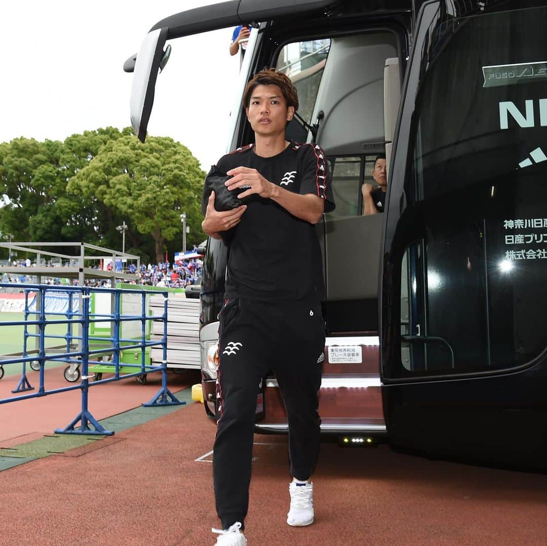 横浜F・マリノスさんのインスタグラム写真 - (横浜F・マリノスInstagram)「Team Arrival⚽️🚌﻿ ﻿ #fmarinos #Jリーグ #jleague #金J #神奈川ダービー #扇原貴宏 #椿直起 #ティーラトン #ธีราทรบุญมาทัน #ธีราทร」5月31日 17時59分 - yokohamaf.marinos