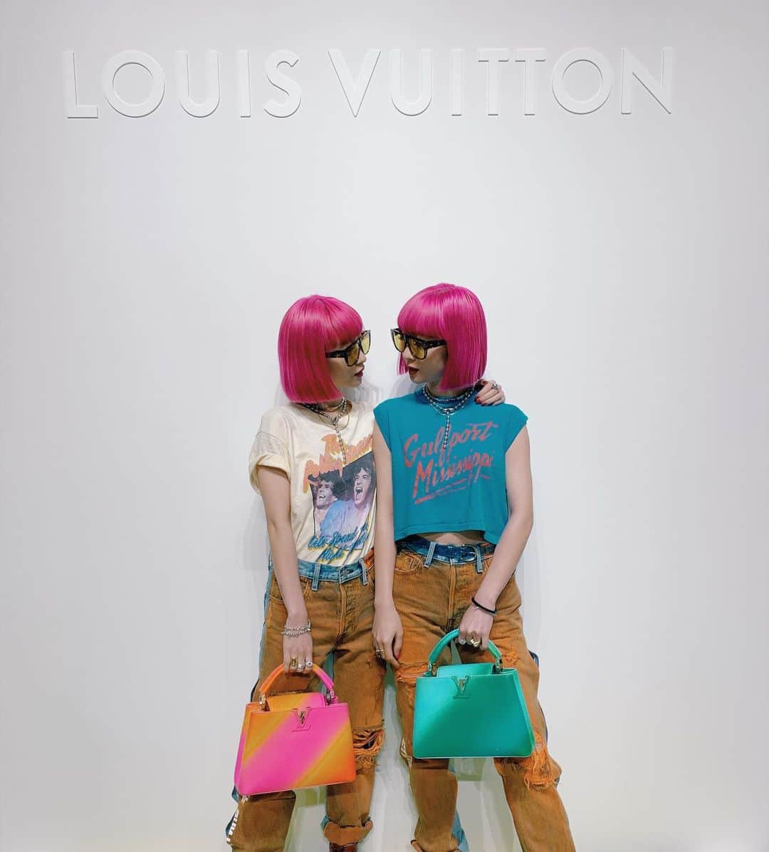 AYAさんのインスタグラム写真 - (AYAInstagram)「LOUIS VUITTON @louisvuitton ⚡️ 先日ルイ・ヴィトン 2019秋冬コレクション プレゼンテーションへ。🌈✨ 80's mood漂うwomens collection 大胆なフリルが可愛いドレスとジャケットで👗🧥 twins style🔥」5月31日 17時59分 - ayaxxamiaya