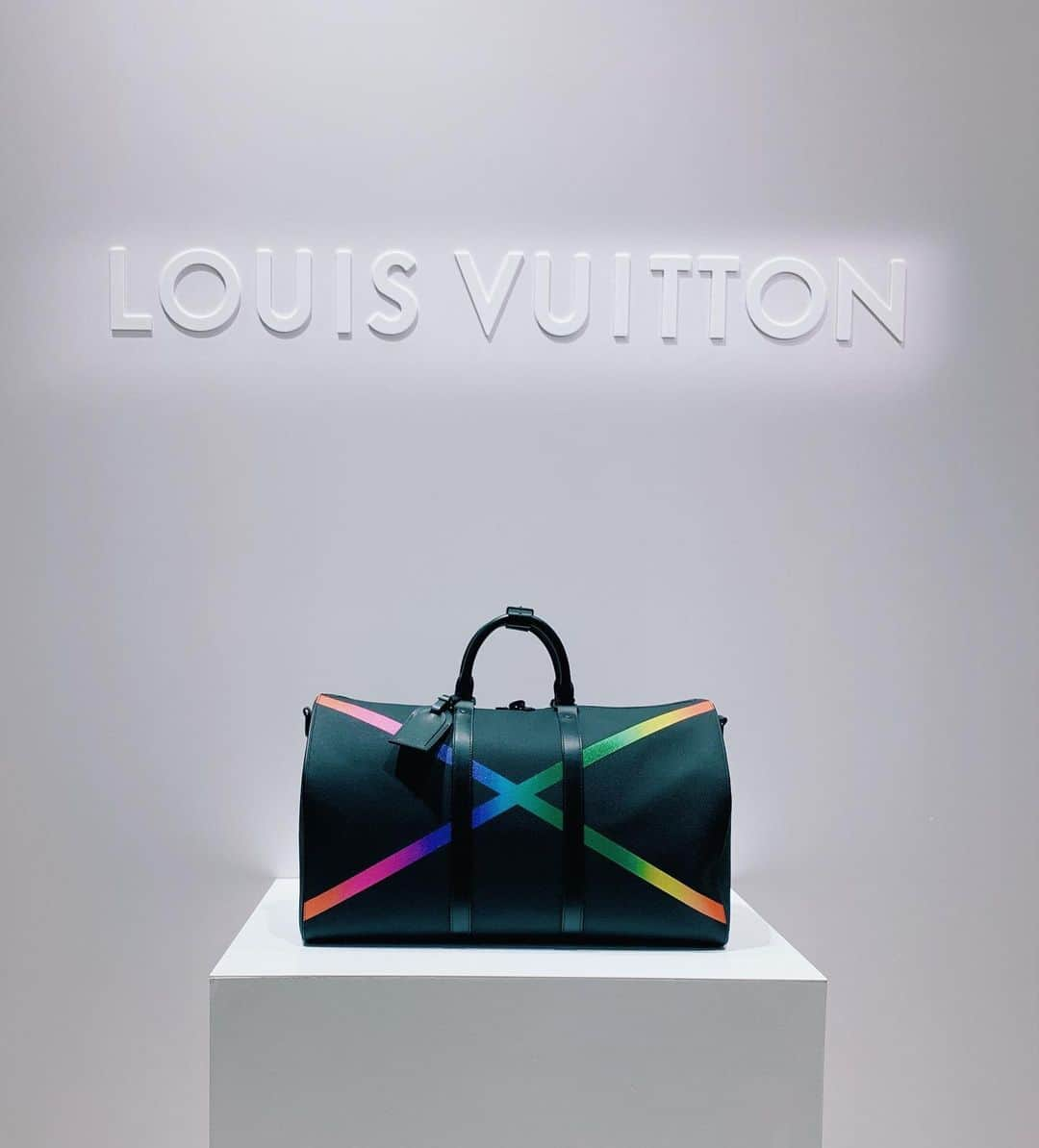 AYAさんのインスタグラム写真 - (AYAInstagram)「LOUIS VUITTON @louisvuitton ⚡️ 先日ルイ・ヴィトン 2019秋冬コレクション プレゼンテーションへ。🌈✨ 80's mood漂うwomens collection 大胆なフリルが可愛いドレスとジャケットで👗🧥 twins style🔥」5月31日 17時59分 - ayaxxamiaya