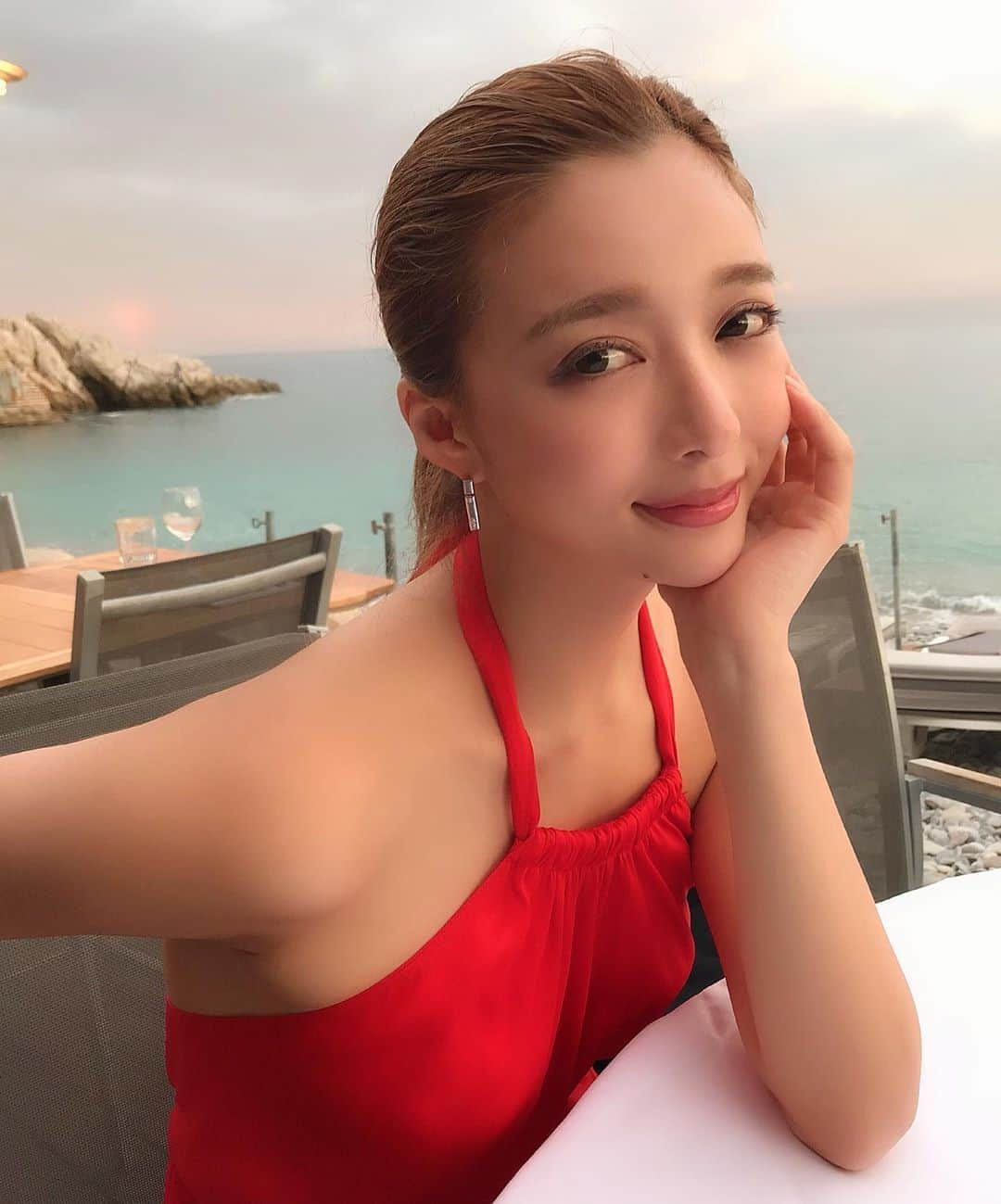 濱野りれさんのインスタグラム写真 - (濱野りれInstagram)「I noticed that I didn't take Sunset photo. This dress for dinner is #zara . Among Asians I have wide shoulders and I will fit foreign clothes like this. I used to dislike about this but now I think it is me. Be what I am☺︎ .. 夕日の写真🌇 ニースは夜が明るくて夕日に気づかないこともしばしば... たまたまディナーの時に夕日に出会えたの☀️ 全身はまたストーリーにあげます👗 .. .. #beachsunset#sunsetbeach#meandyou#zarawomen#reddress#cotedazur#cotedazurfrance#southfrance#exploreeurope#explorefrance#tripstagram#wearetravelgirls#フランス旅行#ニース#フランス#海外旅行#旅行コーデ #南仏#絶景カフェ#连衣裙#欧洲#时尚」5月31日 17時51分 - riregram