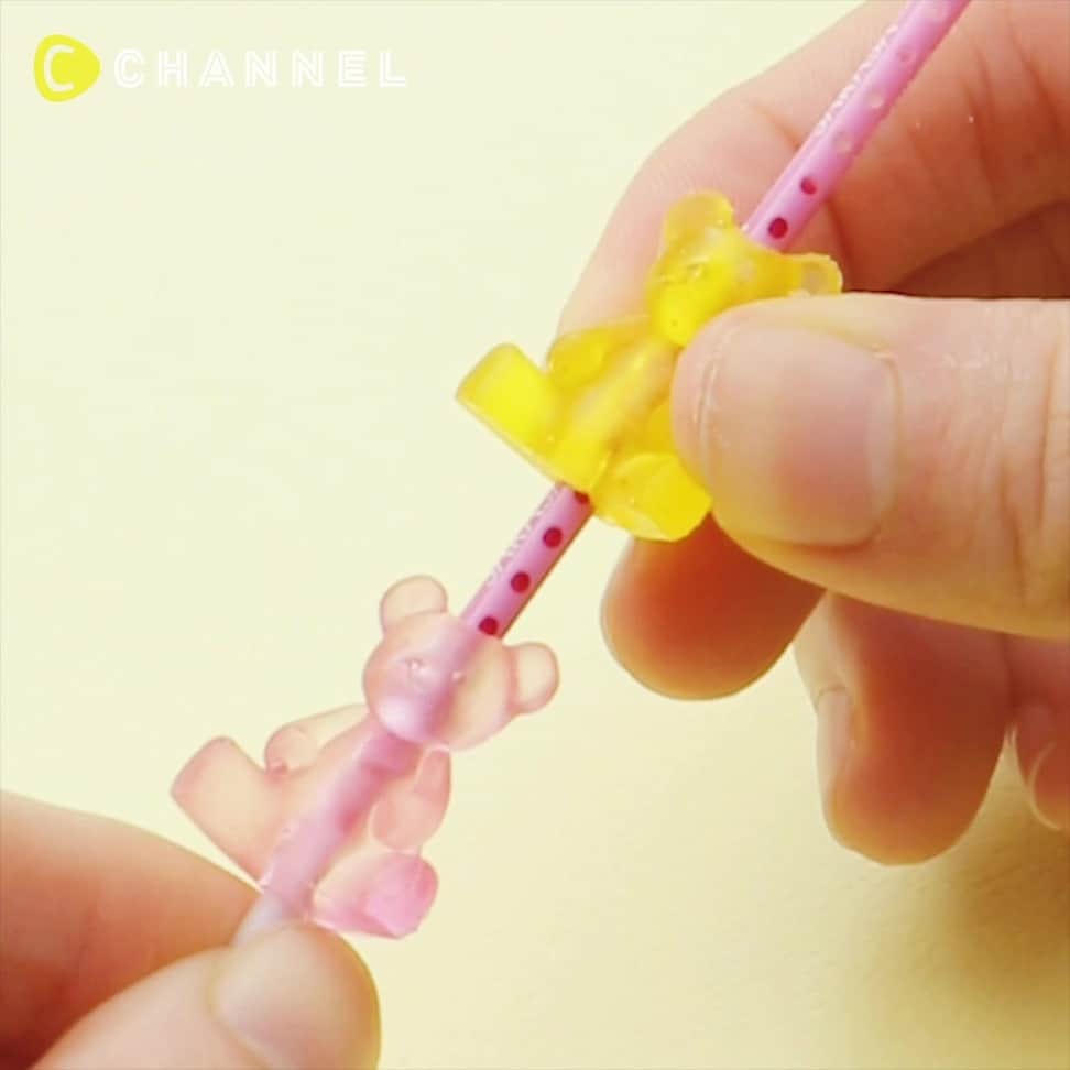 C CHANNEL-Art&Studyのインスタグラム：「🐻DIY Rainbow Bear Pen🌈 🐻癒やし系文房具♡ レインボーくまさんのボールペン🌈 . 💗Check👉 @cchannel_girls 🎶 💗Follow me👉 @cchannel_artandstudy 🎵 📲C CHANNELのアプリもよろしくお願いします💕 . 【✏️What you need】 ・Bear mold ・Rubber band ・ UV-LED resin “Hoshi no shizuku” ・ UV resin liquid coloring (pink) ・ Hole maker ・Driver ・ Pen core ・ Star beads ・Adhesive . 【✏️Steps】 1 Align molds together and tie with rubber band 2 Color the resin 3 Pour the colored resin into molds 4 Put hole maker in and cure 5 Remove from the hole maker from the mold 6 Further expand the hole with a screwdriver 7 Stick the bears through the pen 8 Glue beads and complete . . カラフルなくまさんがずらり！ パッと目を引くキュートなデザイン♡ . かわいいアイテムを使って勉強時間も楽しんで！ . 【✏️用意するもの】 ・くまモールド ・輪ゴム ・UV-LEDレジン　星の雫 ・UVレジン液着色料　ピンク ・ホールメイカー ・ドライバー ・ペン芯 ・星ビーズ ・接着剤 . 【✏️作り方】 1 モールドを合わせて輪ゴムで止める 2 レジンを着色する 3 モールドに着色したレジンを流す 4 ホールメイカーを刺して硬化させる 5 モールドから外し、ホールメイカーを抜く 6 ドライバーでさらに穴を広げる 7 ペンにくまを通す 8 ビーズを接着して完 . ※作業中は手袋の使用、部屋の換気をおすすめします。 ※レジンは高温となりますので取り扱いには十分に注意してください。 . . #stationery#miniature#siliconmold#study#bear#diyproject#ballpenart#kawaiioftheday#rainbows#kawaiistyle#stationarylover #stationeryaddict#resinartist#resinartwork#resinjewelry#bearlover#handmadewithlove#teddybear#craftholic#craftideas#gistideas#resinmold#handmadewithlove#makersgonnamake#makersmovement#originalartwork#studygram#diytutorial#5minutecrafts」
