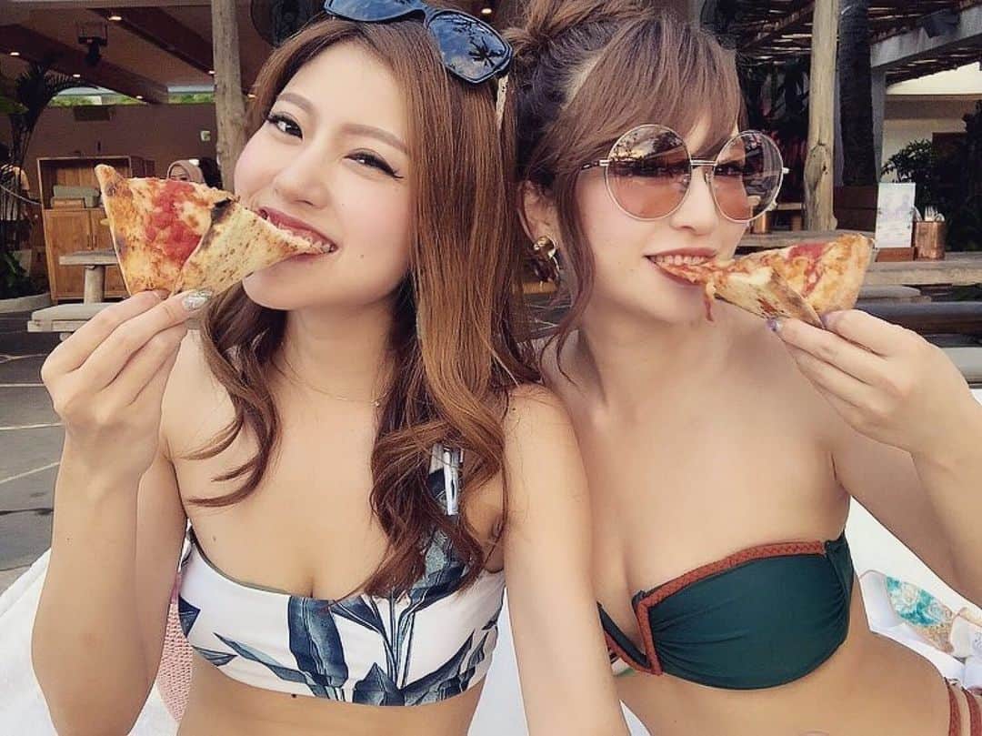 美女美容事情さんのインスタグラム写真 - (美女美容事情Instagram)「《旅の思い出🍕🍕》⠀ *⠀ リポストを使って、素敵な写真📷✨を投稿されてる方を紹介させて頂く⠀⠀⠀⠀ 【💄美女美容事情💅】のコーナーです✨⠀ *⠀⠀⠀⠀⠀⠀⠀ いいねやコメント、フォローして応援してね❤︎🥰🎶⁣⠀ *⠀⠀⠀⠀⠀⠀⠀ 今回ご紹介させて頂きますのは❤︎⠀ 𝒴𝑜𝓂𝒾さん< @ymym117a >の素敵なお写真📸⠀ *⠀ とってもcuteで仲良しなお2人🎶水着もとっても可愛い😍👙仲良しとのお友達🤝との旅の思い出は一生の宝物ですよね✨✨✨⠀ *⠀⠀ 𝒴𝑜𝓂𝒾さんのアカウントには他にも素晴らしい投稿が沢山ありますので是非覗いてみてくださいね💁‍♀️💙⠀ *⠀⠀ 𝒴𝑜𝓂𝒾さん< @ymym117a >⠀ 素敵な投稿ありがとうございました☺️📸✨⠀⠀⠀⠀⠀⠀⠀⠀ △▼△▼△▼△▼△▼△▼△▼△▼△▼⠀⠀⠀⠀⠀⠀⠀⠀⠀⠀⠀⠀⠀⠀⠀⠀⠀⠀⠀⠀⠀⠀⠀⠀⠀⠀⠀⠀⠀⠀⠀⠀⠀ ❤🧡💛「美女美容事情」💚💙💜⠀⠀⠀⠀⠀⠀⠀⠀⠀⠀⠀⠀⠀⠀⠀ 👇掲載ご希望の方は👇⠀⠀⠀⠀⠀⠀⠀⠀⠀⠀⠀⠀⠀⠀⠀⠀ @b_b_j.jタグ付けと🖤 # ビジョビ⠀🖤⠀⠀⠀⠀⠀⠀⠀⠀⠀⠀⠀⠀⠀⠀⠀ をタグ付けお願いします✨⠀⠀⠀⠀⠀⠀⠀⠀⠀⠀⠀⠀⠀⠀⠀⠀ ――――――――――――――――⠀⠀⠀⠀⠀⠀⠀⠀⠀⠀⠀⠀⠀⠀⠀⠀⠀⠀⠀⠀⠀⠀⠀ ～姉妹アカウントのご紹介～⠀⠀⠀⠀⠀⠀⠀⠀⠀⠀⠀⠀⠀⠀⠀⠀⠀⠀⠀⠀⠀⠀⠀⠀⠀⠀⠀ ◇美容情報を紹介している«美女美容事情～Beauty～»⠀⠀⠀⠀⠀⠀⠀⠀⠀⠀⠀⠀⠀⠀⠀⠀⠀⠀⠀⠀⠀⠀⠀⠀⠀⠀ ( @b_b_j.j_b )⠀⠀⠀⠀⠀⠀⠀⠀⠀⠀⠀⠀⠀⠀⠀⠀⠀⠀⠀⠀⠀⠀⠀⠀⠀⠀⠀ ◇美しい旅スポット紹介をしている«美 spot»⠀⠀⠀⠀⠀⠀⠀⠀⠀⠀⠀⠀⠀⠀⠀⠀⠀⠀⠀⠀⠀⠀⠀⠀⠀ ( @b__spo )⠀⠀ ⠀ ◇ビジョビがお届けするセレクトショップ«bi select»⠀ ( @bi_select )⠀ ⠀⠀⠀⠀⠀⠀⠀⠀⠀⠀⠀⠀⠀⠀⠀⠀⠀⠀⠀⠀⠀ よかったらこちらも覗いてみてね✨⠀ ――――――――――――――――⠀⠀⠀ @b_b_j.j⠀⠀ #海外 #旅行 #カメラ  #naturalbeauty ⠀ #女子力アップ #美味しいもの ⠀ #くびれ  #ビーチコーデ ⠀⠀⠀⠀ #海外旅行大好き #水着コーデ ⠀⠀⠀⠀⠀ #旅行好き #女子旅行⠀⠀⠀⠀⠀ #オシャレさんと繋がりたい #オシャレ好き ⠀⠀ #おしゃれ女子 #オシャレ好き ⠀⠀⠀⠀ #水着 #ビキニ⠀⠀⠀⠀⠀ #ピザ #ピザ🍕 ⠀ #笑顔が可愛い #笑顔が素敵 ⠀ #スマイル #サングラス女子 ⠀ #カメラ好き #セルフィー ⠀ #美意識 #trip ⠀ #goodtime #bikini」5月31日 17時54分 - b_b_j.j
