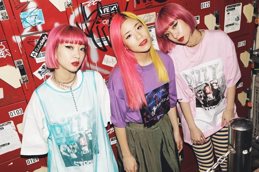 あやぺたのインスタグラム：「な、な、な、なんと！ jouetie(@jouetie_official)とDizzy Sunfistのコラボが実現しました。 Tシャツとシャツと、女も男も着れます！ 刺繍だったり、プリントこだわって、AMIさん(@amixxamiaya)AYAさん(@ayaxxamiaya)と一緒に考えて作りました🌻 サタニックカーニバルから販売します！！😈 むっちゃかっこいいので是非ともゲットしてねー！🔥🔥🔥 jouetieはほんとに、高校生の時から買ってる服で、よくそれどこの服？って聞かれて気持ちよかったー！そして10年前の服も未だにずっと着れるし、つまり最高🤘🤘 AMIAYAちゃんもずっと雑誌でみたりほんとファンで、今回撮影まで一緒にできて嬉しい！！！ 詳細はまた後日！！！」