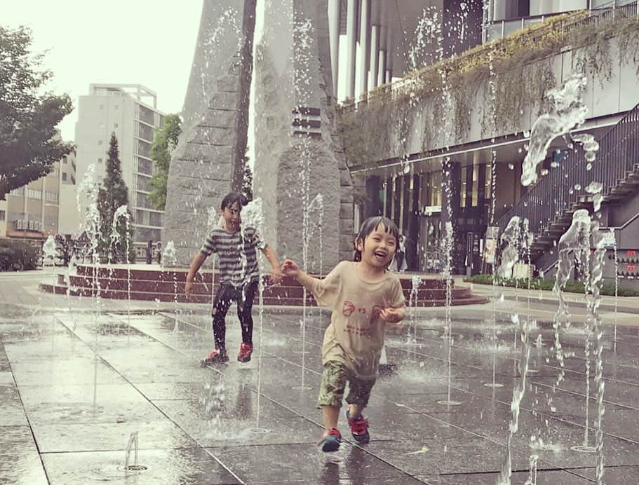 むらたさきさんのインスタグラム写真 - (むらたさきInstagram)「⛲️⛲️ ． スカイツリーの麓にて🏃‍♂️🏃‍♂️ ． 母ちゃんが噴水の前のタピオカジュース屋さんに並んどる 5分くらいの間にこうなっとったーー🙄👙 ． ． はじめは うまい具合に水を避けて通れるか😏💡やったのに、 いつの間にやら いかにいいタイミングで水に当たるか💥に変わっとって ． びっしゃんこになって楽しんどった👏😂🏄‍♂️🏄‍♂️ (まだ5月やのに、、🎏😂) ． ． ． ． ほんでほんで♡ こんな怪獣2匹連れとなりますが、 ． 明日から開催される @hanno_green_carnival にて 今年もお絵描きワークショップを担当させていただきます🙏☺️✍️ ． ． ． エコバッグに お絵描きしたり、スタンプしたり、布をペタペタ貼ったりと、 0歳〜大人の方まで 楽しんでいただけると思います🛍👶👦👧👨👩 ． ． 去年の様子＆会場MAPは ☞ 3枚目 以降をご覧くださいね♡♡♡ ． (ブースはMAP／K・J です🙌) ↑ 隣で夫と美容師仲間がヘアブースを担当します😋✂︎✨ ． ． ． ． 緑いっぱいの気持ちよい公園で 音楽を聞いたり、 さまざまな体験をしたり、 わたしたちも毎年心待ちにしとるイベント😍👍🌳 ． #トーベヤンソンあけぼの子どもの森公園 ． ． ． 会場への入場は無料🆓✨なので、 (飯能駅から無料シャトルバスもあります🚌✨) ． お散歩がてら、おしゃべりがてら、 是非是非遊びにいらしてくださいね〜🙌☺️♡ ． よろしくお願いいたします♡♡ ． ． ※イベントは土日開催されますが、 わたしたちは6/2(日)のみの出店となります⚠️🙇‍♀️ ． ． ． ． ． ． #飯能グリーンカーニバル  #hannogreencarnival  #hannogreencarnival2019 ． (Movieを載せたら、固まっておかしくなってしまったので、再UP🙏😭) ． ． ． ． ． ． ． ． ． #5歳11ヶ月 #3歳1ヶ月 #兄ちゃんとおとうと ． #東京スカイツリー の思い出」5月31日 17時55分 - muratasaki