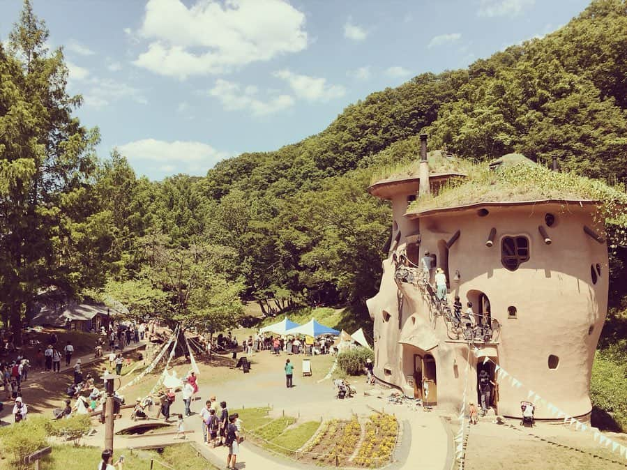 むらたさきさんのインスタグラム写真 - (むらたさきInstagram)「⛲️⛲️ ． スカイツリーの麓にて🏃‍♂️🏃‍♂️ ． 母ちゃんが噴水の前のタピオカジュース屋さんに並んどる 5分くらいの間にこうなっとったーー🙄👙 ． ． はじめは うまい具合に水を避けて通れるか😏💡やったのに、 いつの間にやら いかにいいタイミングで水に当たるか💥に変わっとって ． びっしゃんこになって楽しんどった👏😂🏄‍♂️🏄‍♂️ (まだ5月やのに、、🎏😂) ． ． ． ． ほんでほんで♡ こんな怪獣2匹連れとなりますが、 ． 明日から開催される @hanno_green_carnival にて 今年もお絵描きワークショップを担当させていただきます🙏☺️✍️ ． ． ． エコバッグに お絵描きしたり、スタンプしたり、布をペタペタ貼ったりと、 0歳〜大人の方まで 楽しんでいただけると思います🛍👶👦👧👨👩 ． ． 去年の様子＆会場MAPは ☞ 3枚目 以降をご覧くださいね♡♡♡ ． (ブースはMAP／K・J です🙌) ↑ 隣で夫と美容師仲間がヘアブースを担当します😋✂︎✨ ． ． ． ． 緑いっぱいの気持ちよい公園で 音楽を聞いたり、 さまざまな体験をしたり、 わたしたちも毎年心待ちにしとるイベント😍👍🌳 ． #トーベヤンソンあけぼの子どもの森公園 ． ． ． 会場への入場は無料🆓✨なので、 (飯能駅から無料シャトルバスもあります🚌✨) ． お散歩がてら、おしゃべりがてら、 是非是非遊びにいらしてくださいね〜🙌☺️♡ ． よろしくお願いいたします♡♡ ． ． ※イベントは土日開催されますが、 わたしたちは6/2(日)のみの出店となります⚠️🙇‍♀️ ． ． ． ． ． ． #飯能グリーンカーニバル  #hannogreencarnival  #hannogreencarnival2019 ． (Movieを載せたら、固まっておかしくなってしまったので、再UP🙏😭) ． ． ． ． ． ． ． ． ． #5歳11ヶ月 #3歳1ヶ月 #兄ちゃんとおとうと ． #東京スカイツリー の思い出」5月31日 17時55分 - muratasaki