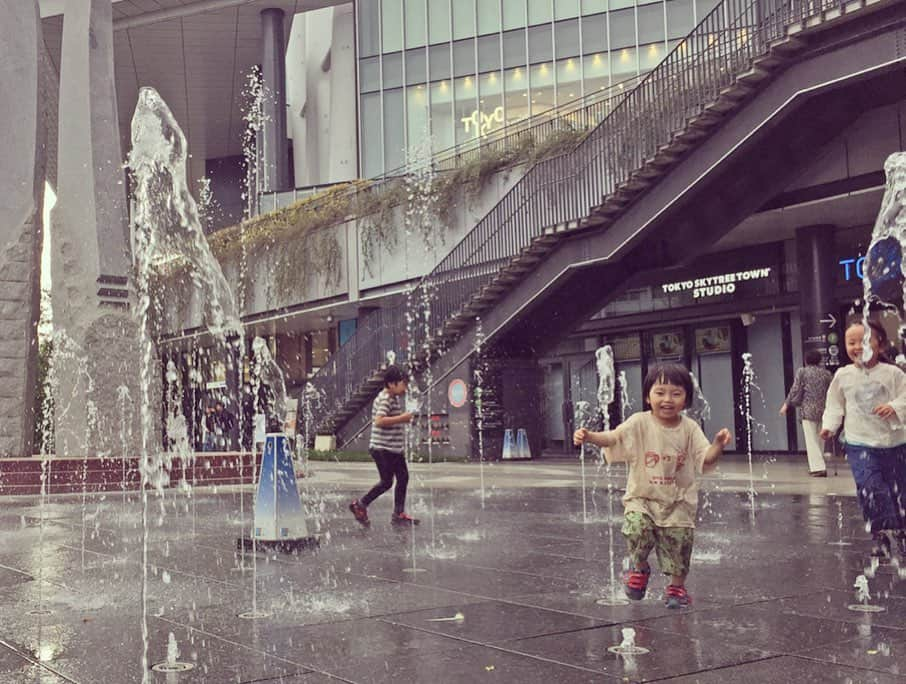 むらたさきさんのインスタグラム写真 - (むらたさきInstagram)「⛲️⛲️ ． スカイツリーの麓にて🏃‍♂️🏃‍♂️ ． 母ちゃんが噴水の前のタピオカジュース屋さんに並んどる 5分くらいの間にこうなっとったーー🙄👙 ． ． はじめは うまい具合に水を避けて通れるか😏💡やったのに、 いつの間にやら いかにいいタイミングで水に当たるか💥に変わっとって ． びっしゃんこになって楽しんどった👏😂🏄‍♂️🏄‍♂️ (まだ5月やのに、、🎏😂) ． ． ． ． ほんでほんで♡ こんな怪獣2匹連れとなりますが、 ． 明日から開催される @hanno_green_carnival にて 今年もお絵描きワークショップを担当させていただきます🙏☺️✍️ ． ． ． エコバッグに お絵描きしたり、スタンプしたり、布をペタペタ貼ったりと、 0歳〜大人の方まで 楽しんでいただけると思います🛍👶👦👧👨👩 ． ． 去年の様子＆会場MAPは ☞ 3枚目 以降をご覧くださいね♡♡♡ ． (ブースはMAP／K・J です🙌) ↑ 隣で夫と美容師仲間がヘアブースを担当します😋✂︎✨ ． ． ． ． 緑いっぱいの気持ちよい公園で 音楽を聞いたり、 さまざまな体験をしたり、 わたしたちも毎年心待ちにしとるイベント😍👍🌳 ． #トーベヤンソンあけぼの子どもの森公園 ． ． ． 会場への入場は無料🆓✨なので、 (飯能駅から無料シャトルバスもあります🚌✨) ． お散歩がてら、おしゃべりがてら、 是非是非遊びにいらしてくださいね〜🙌☺️♡ ． よろしくお願いいたします♡♡ ． ． ※イベントは土日開催されますが、 わたしたちは6/2(日)のみの出店となります⚠️🙇‍♀️ ． ． ． ． ． ． #飯能グリーンカーニバル  #hannogreencarnival  #hannogreencarnival2019 ． (Movieを載せたら、固まっておかしくなってしまったので、再UP🙏😭) ． ． ． ． ． ． ． ． ． #5歳11ヶ月 #3歳1ヶ月 #兄ちゃんとおとうと ． #東京スカイツリー の思い出」5月31日 17時55分 - muratasaki