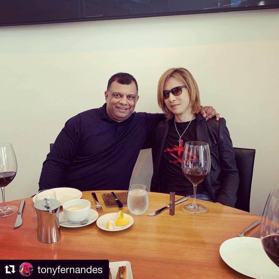 YOSHIKIさんのインスタグラム写真 - (YOSHIKIInstagram)「Great dinner in LA, see you soon in Tokyo! 次は #Tokyo で。 RE:POST With the man @yoshikiofficial who gave me the inspiration of naming airasia X. World best drummer but just the greatest man @tonyfernandes #AirAisa #エアアジア #CEO #X #LA #airasiaX」5月31日 17時57分 - yoshikiofficial