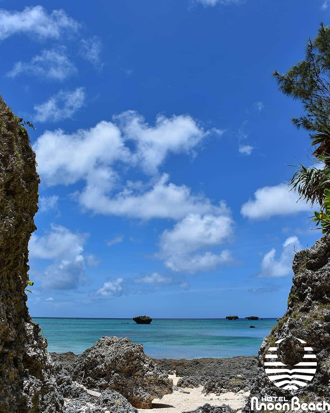 のインスタグラム：「ホテルムーンビーチのプライベートアイランド「ヨウ島(じま)」にはこんなスポットも (写真は昨年7月撮影) Private Island Yojima 16Jul2018 #沖縄 #恩納村 #沖縄ホテル #沖縄リゾートホテル #沖縄旅行 #沖縄ビーチ #沖縄プール #インフィニティプール #沖縄サンセット #沖縄好き #夕焼け #夕陽 #ホテルムーンビーチ #ムーンビーチ #ムーンビーチホテル #okinawa #okinawabeach #okinawahotel #okinawaresorthotel #okinawatrip #okinawapool #okinawasunset #okinawalikes #okinawalabo #okinawa_life #infinitypool #moonbeach #moonbeachhotel #docomomo #japan」